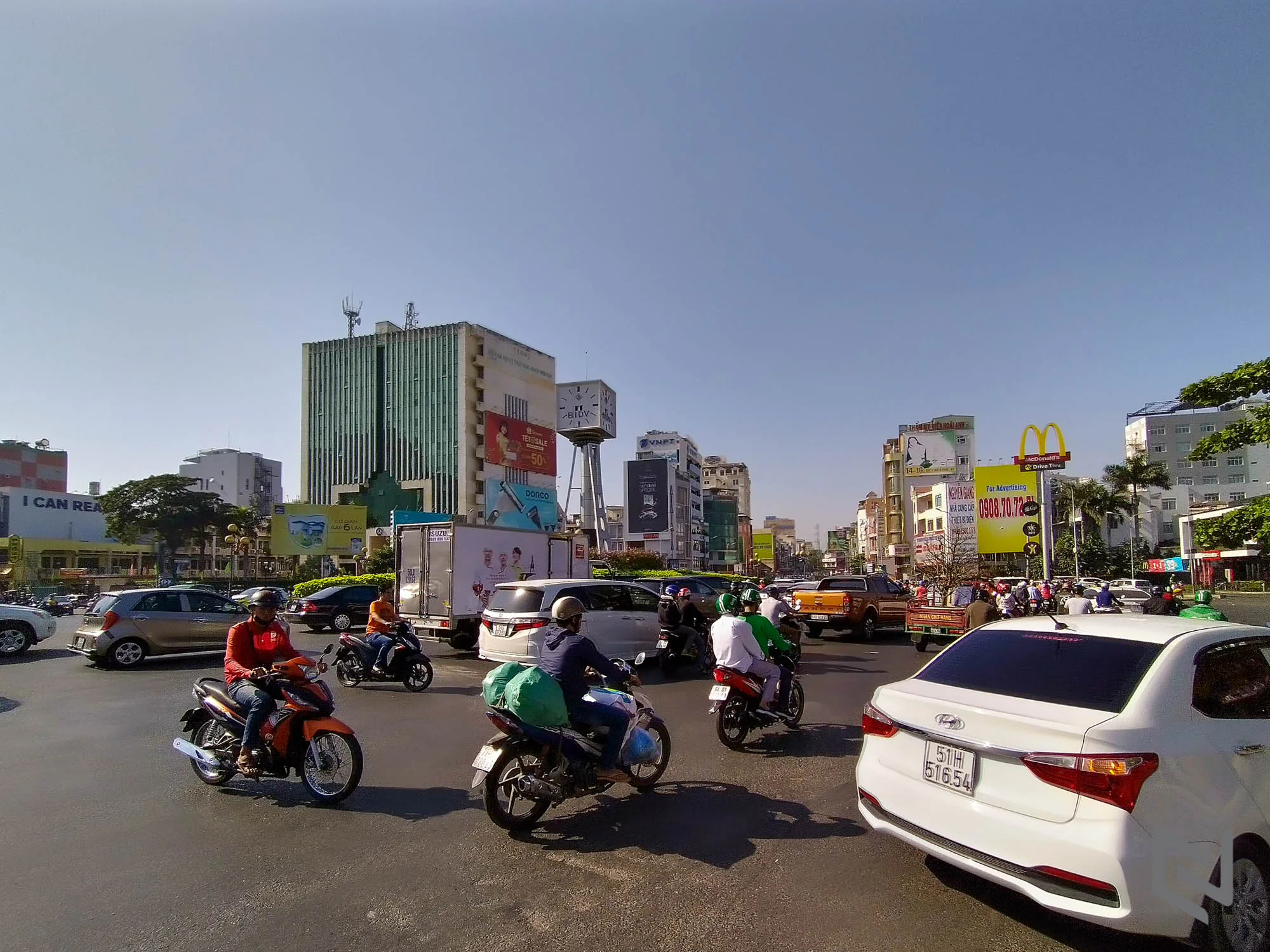 Sài Gòn vắng lặng và bình yên ngày mùng 1 tết qua ống kính Nokia 7.2
