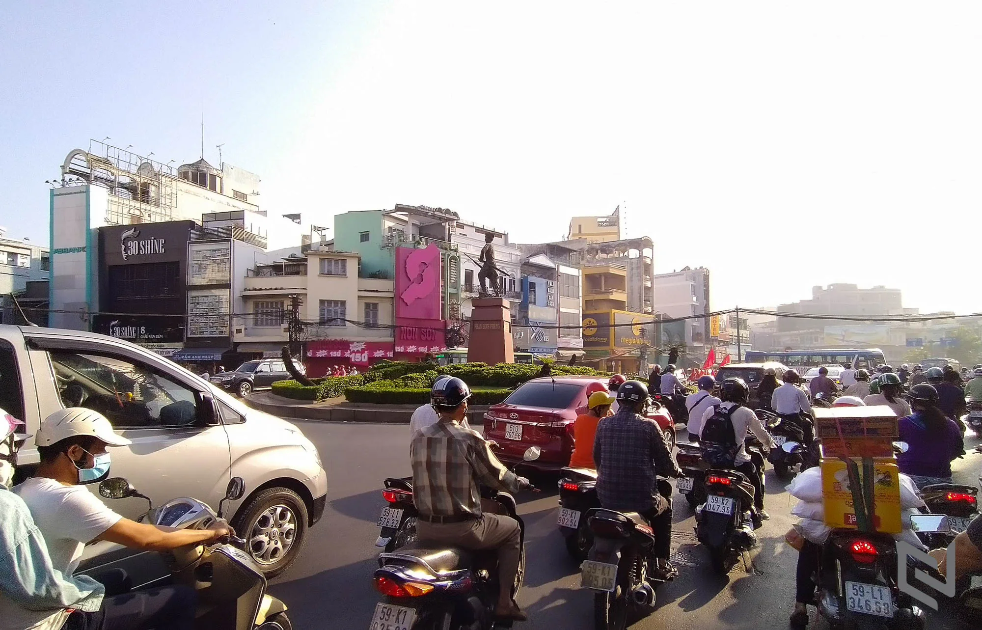Sài Gòn vắng lặng và bình yên ngày mùng 1 tết qua ống kính Nokia 7.2