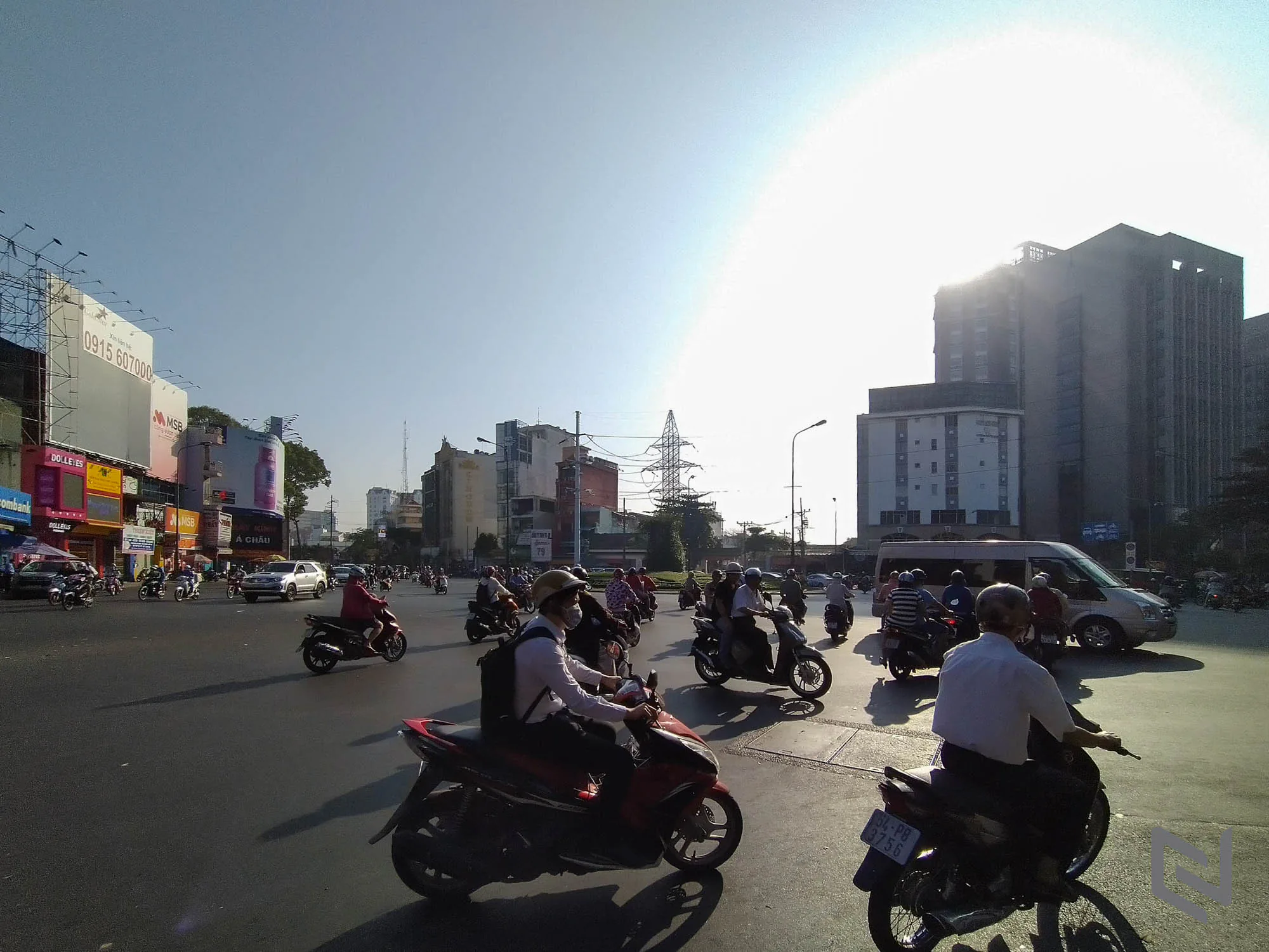 Sài Gòn vắng lặng và bình yên ngày mùng 1 tết qua ống kính Nokia 7.2