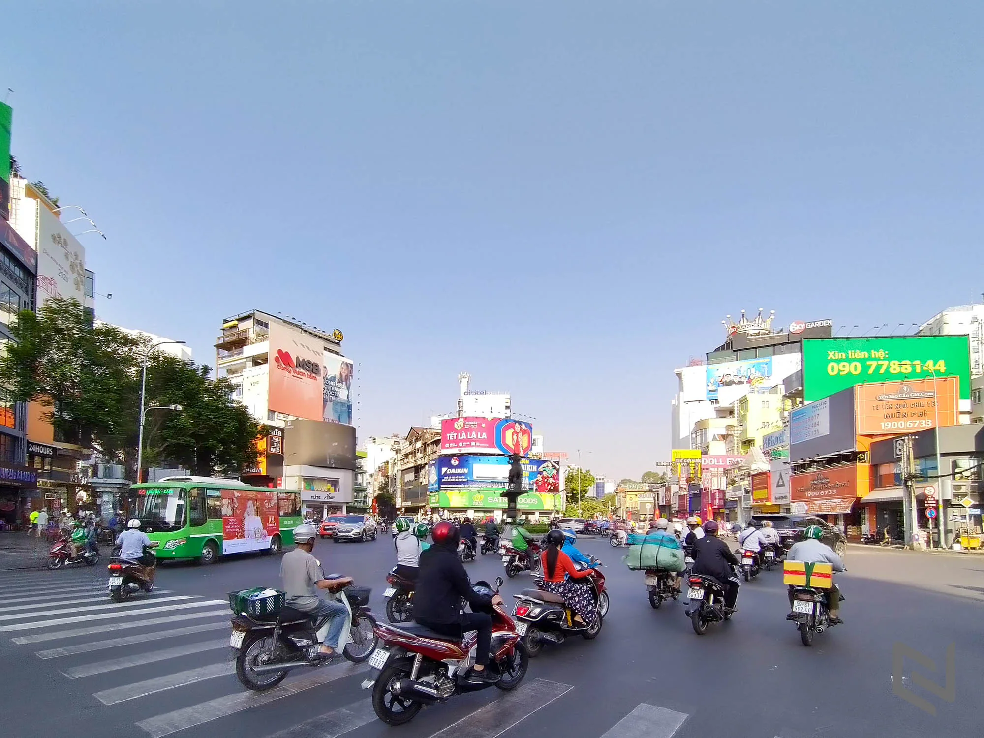 Sài Gòn vắng lặng và bình yên ngày mùng 1 tết qua ống kính Nokia 7.2