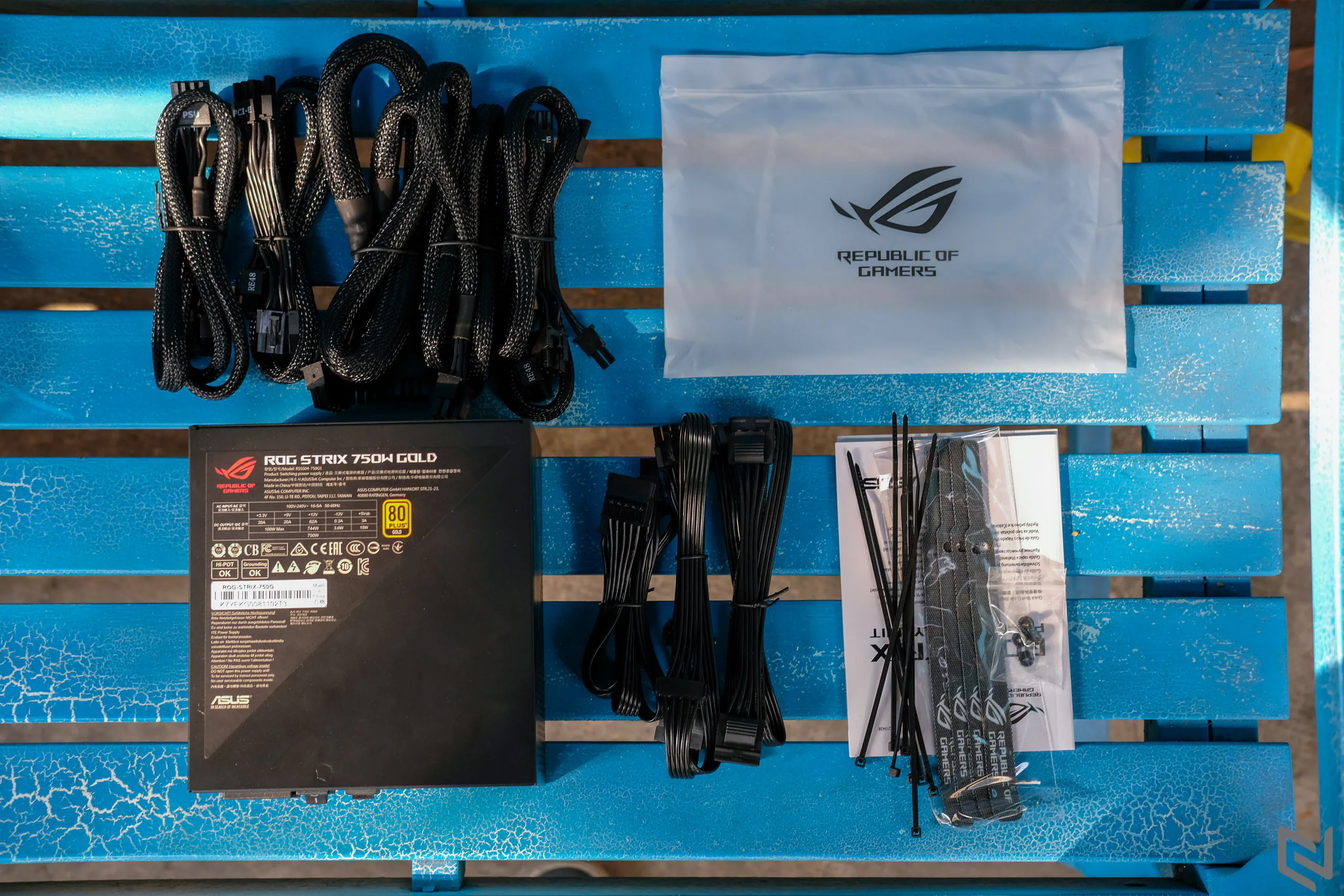 Trên tay nguồn ASUS ROG STRIX 750W Gold: Giá dễ chịu hơn nhưng vẫn 'chất phát ngất'
