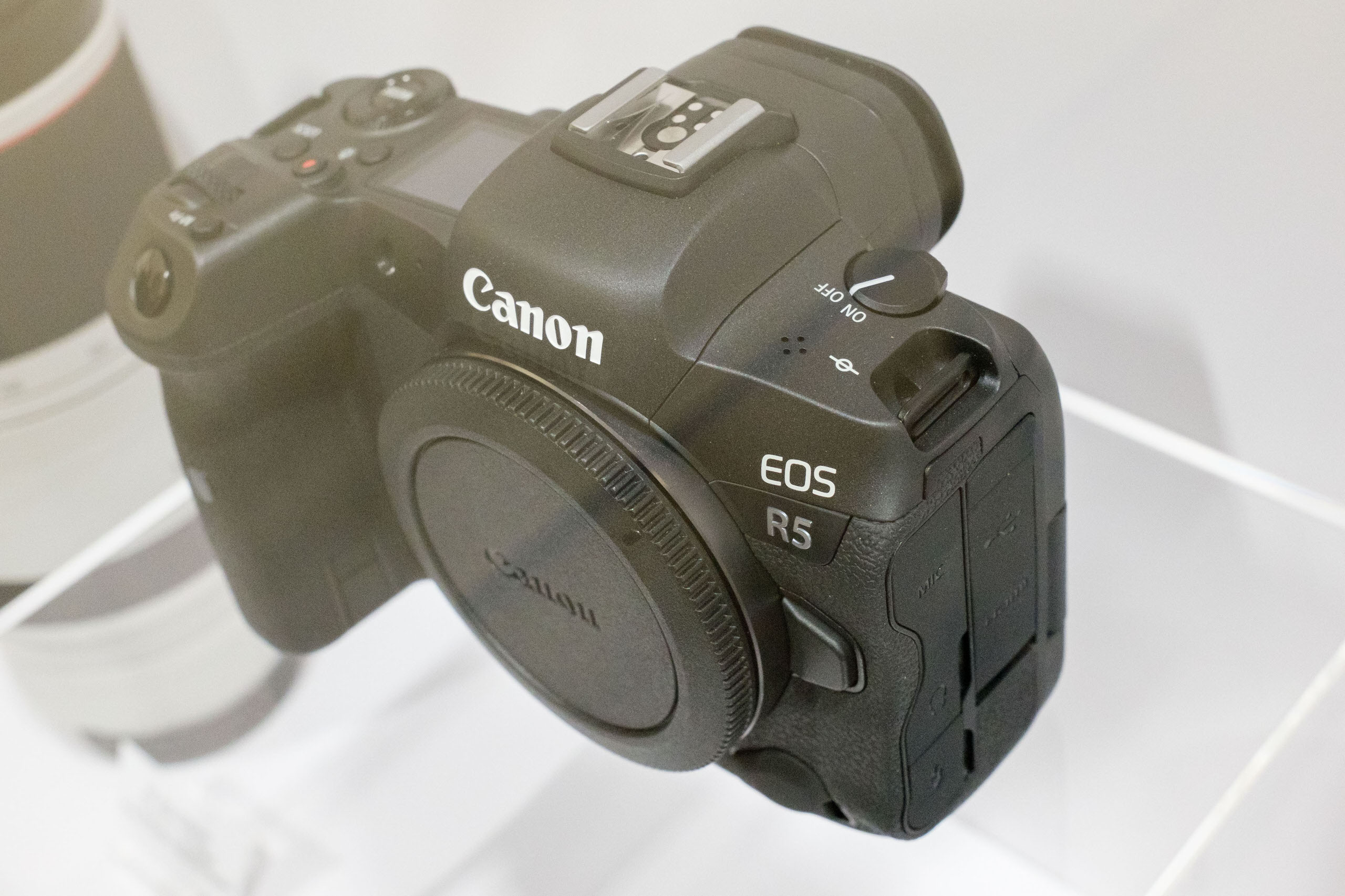 Báo cáo mới về máy ảnh Canon EOS R5 cho thấy thiết bị có thể quay video 8K