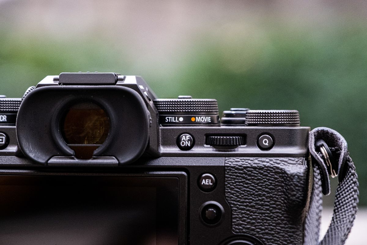 Fujifilm ra mắt X-T4 với chống rung tích hợp trong thân máy và màn hình xoay lật