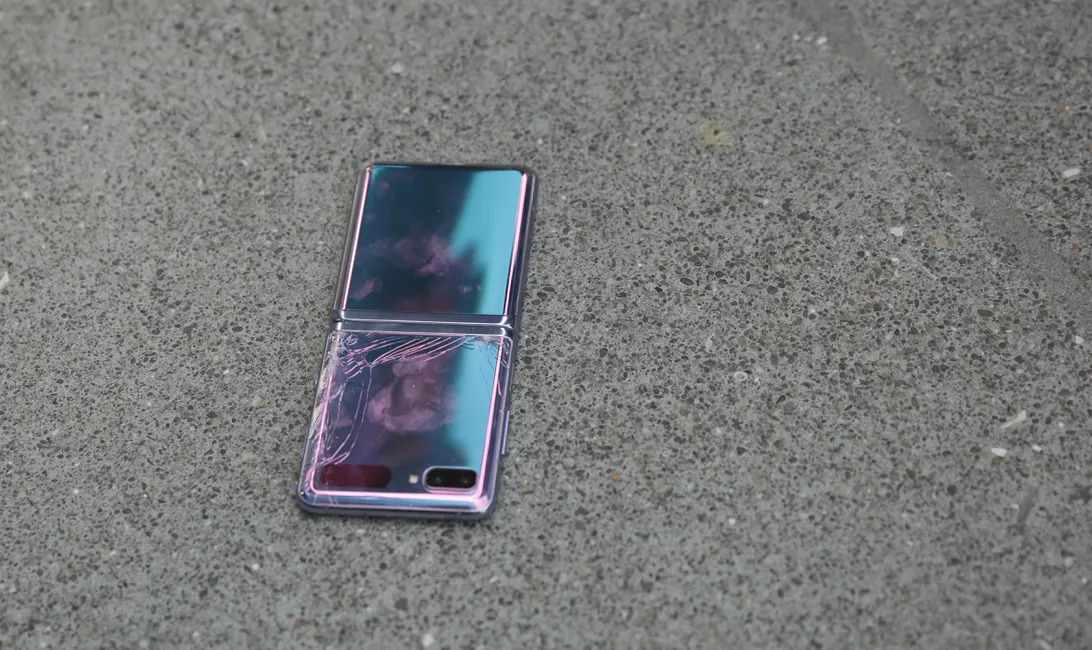 Video so sánh độ bền Galaxy Z Flip và Motorola Razr, cả hai đều vỡ ngay lần thả đầu tiên