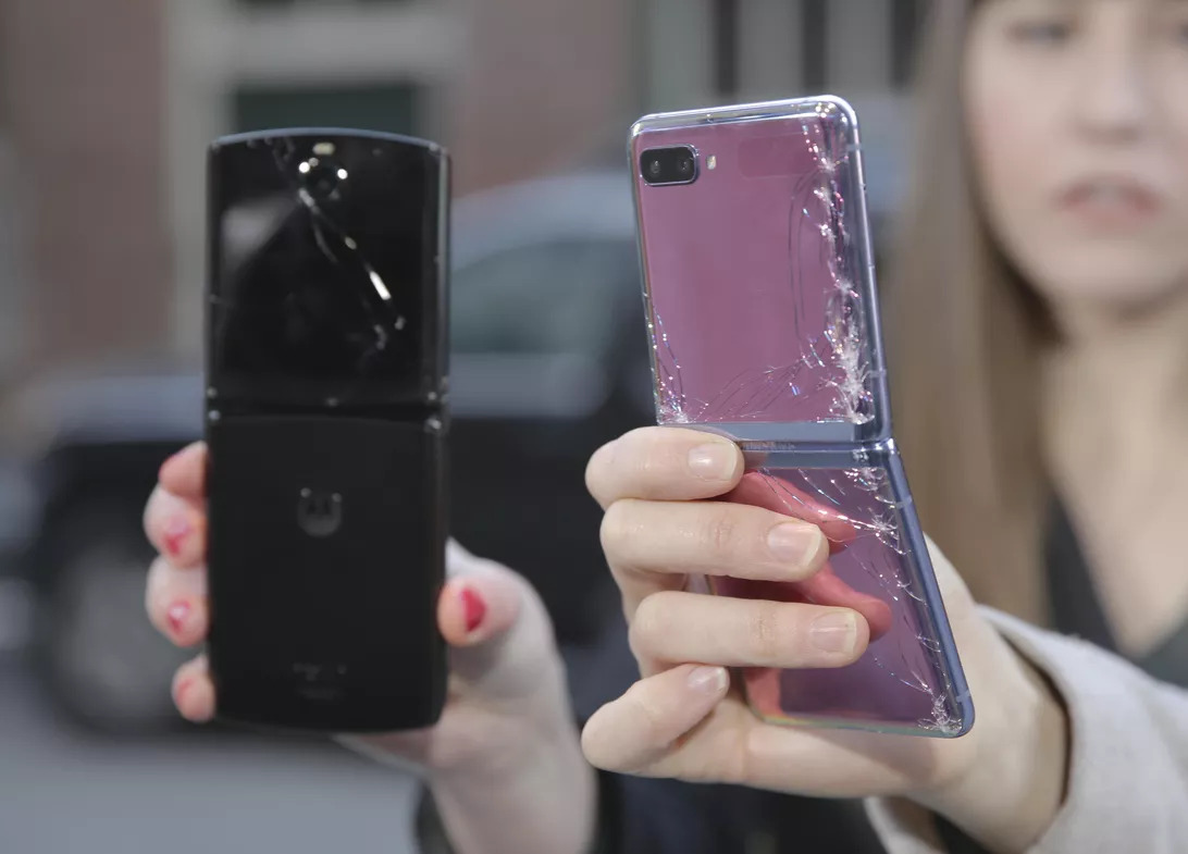Video so sánh độ bền Galaxy Z Flip và Motorola Razr, cả hai đều vỡ ngay lần thả đầu tiên