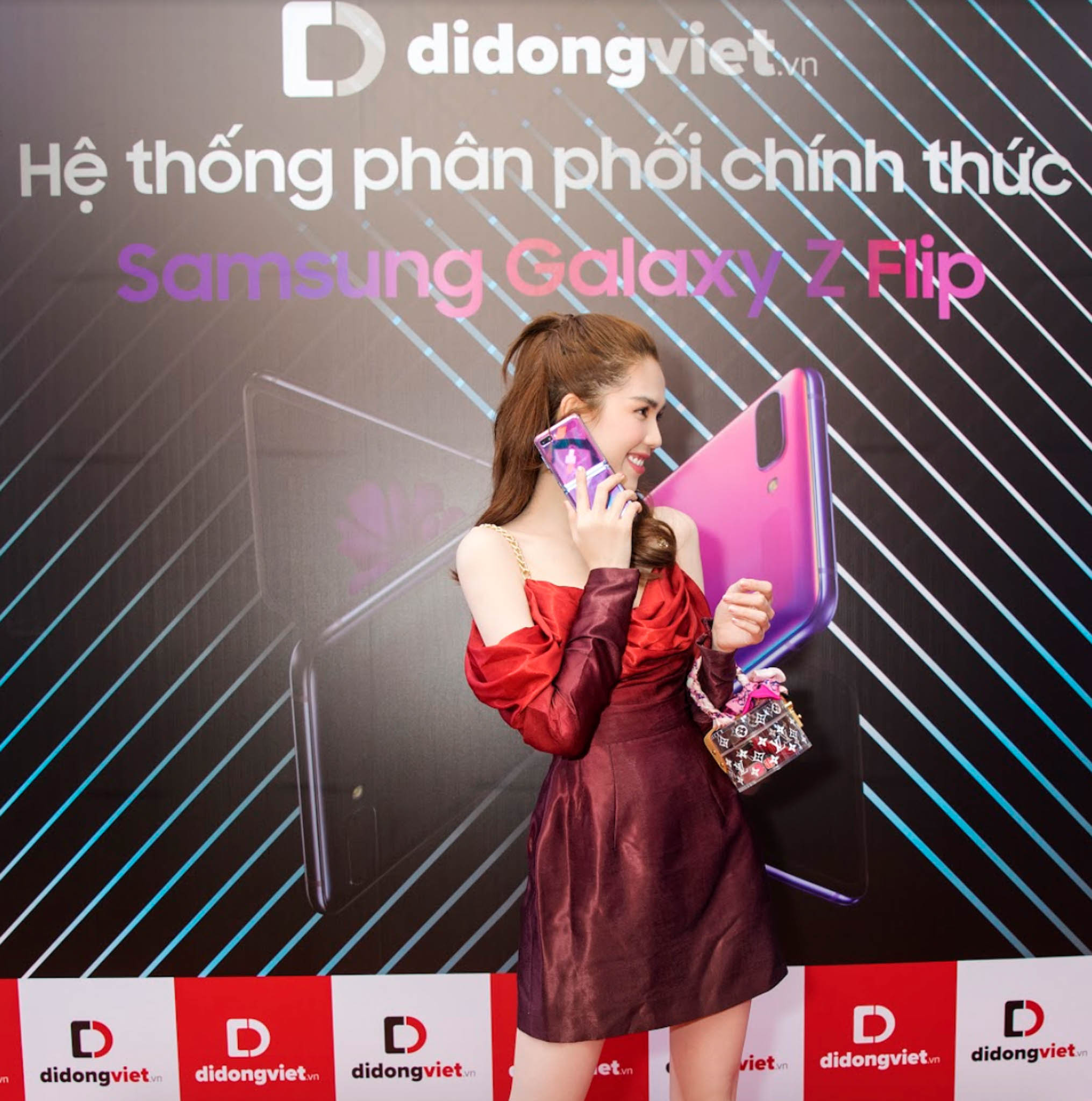 Ngọc Trinh trên tay Galaxy Z Flip đầu tiên trong ngày mở bán tại Việt Nam