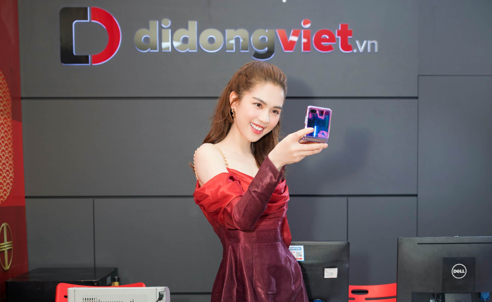 Ngọc Trinh trên tay Galaxy Z Flip đầu tiên trong ngày mở bán tại Việt Nam