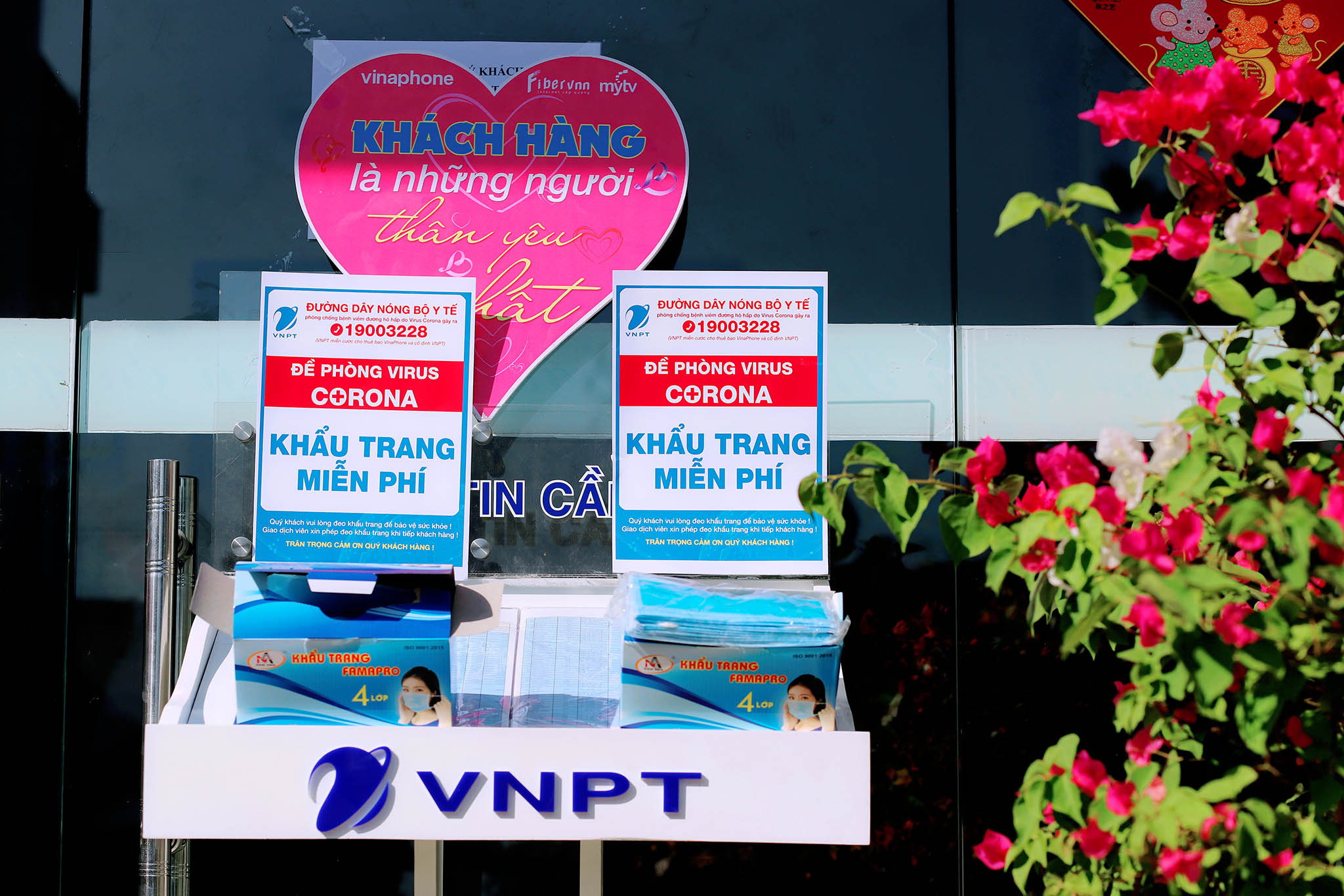 VNPT phát khẩu trang miễn phí cho khách đến điểm giao dịch