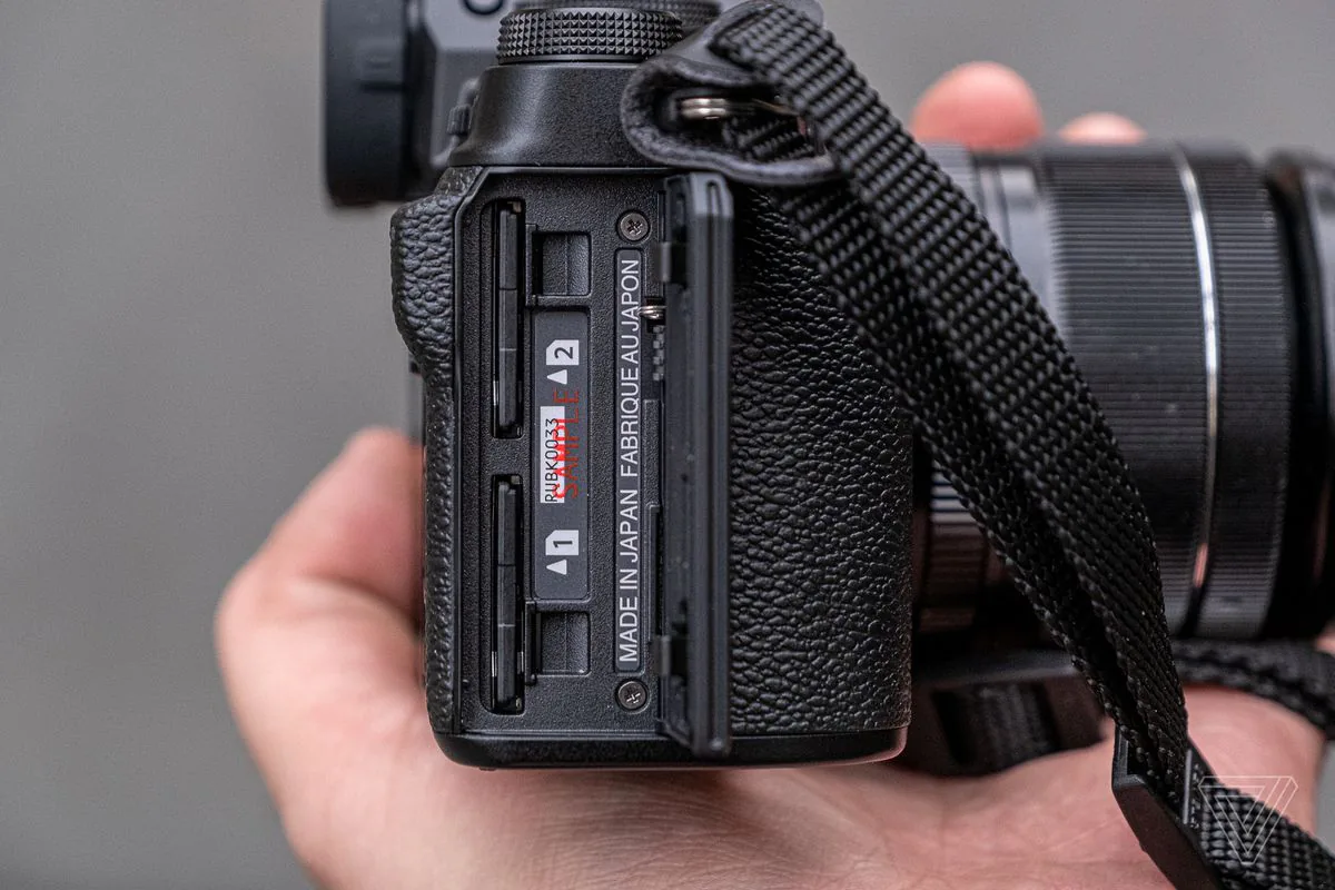 Fujifilm ra mắt X-T4 với chống rung tích hợp trong thân máy và màn hình xoay lật