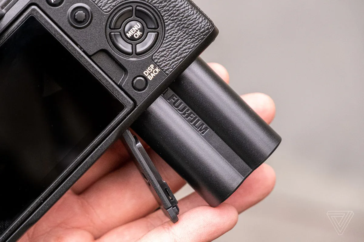 Fujifilm ra mắt X-T4 với chống rung tích hợp trong thân máy và màn hình xoay lật