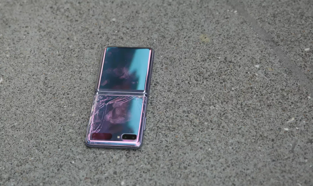 Video so sánh độ bền Galaxy Z Flip và Motorola Razr, cả hai đều vỡ ngay lần thả đầu tiên