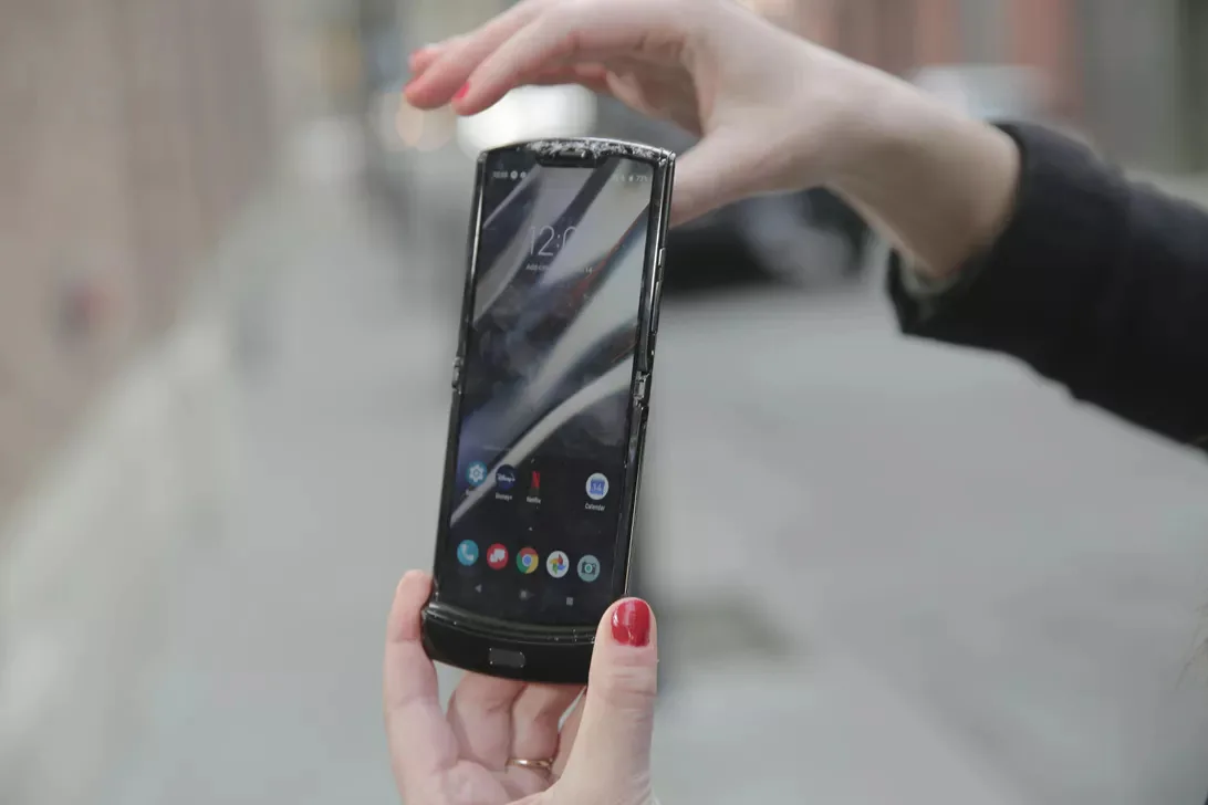 Video so sánh độ bền Galaxy Z Flip và Motorola Razr, cả hai đều vỡ ngay lần thả đầu tiên
