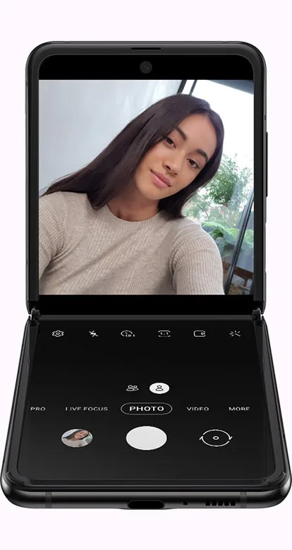 Samsung ra mắt Galaxy Z Flip nhỏ gọn, đầy cá tính và thời trang