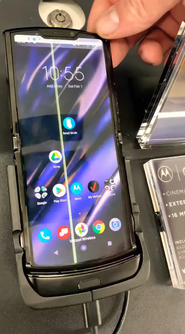Chỉ sau một ngày mở bán, nhiều chiếc Motorola Razr bị hỏng màn hình hàng loạt