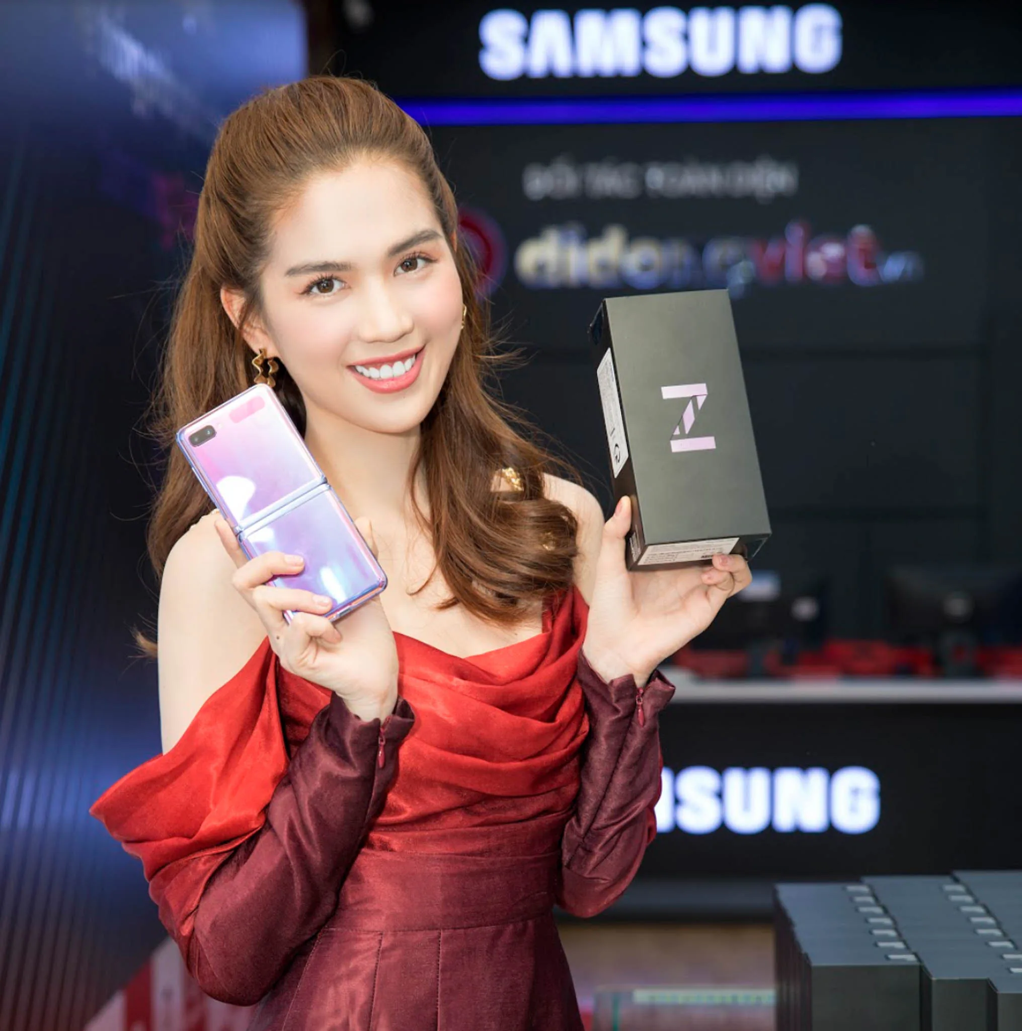 Ngọc Trinh trên tay Galaxy Z Flip đầu tiên trong ngày mở bán tại Việt Nam