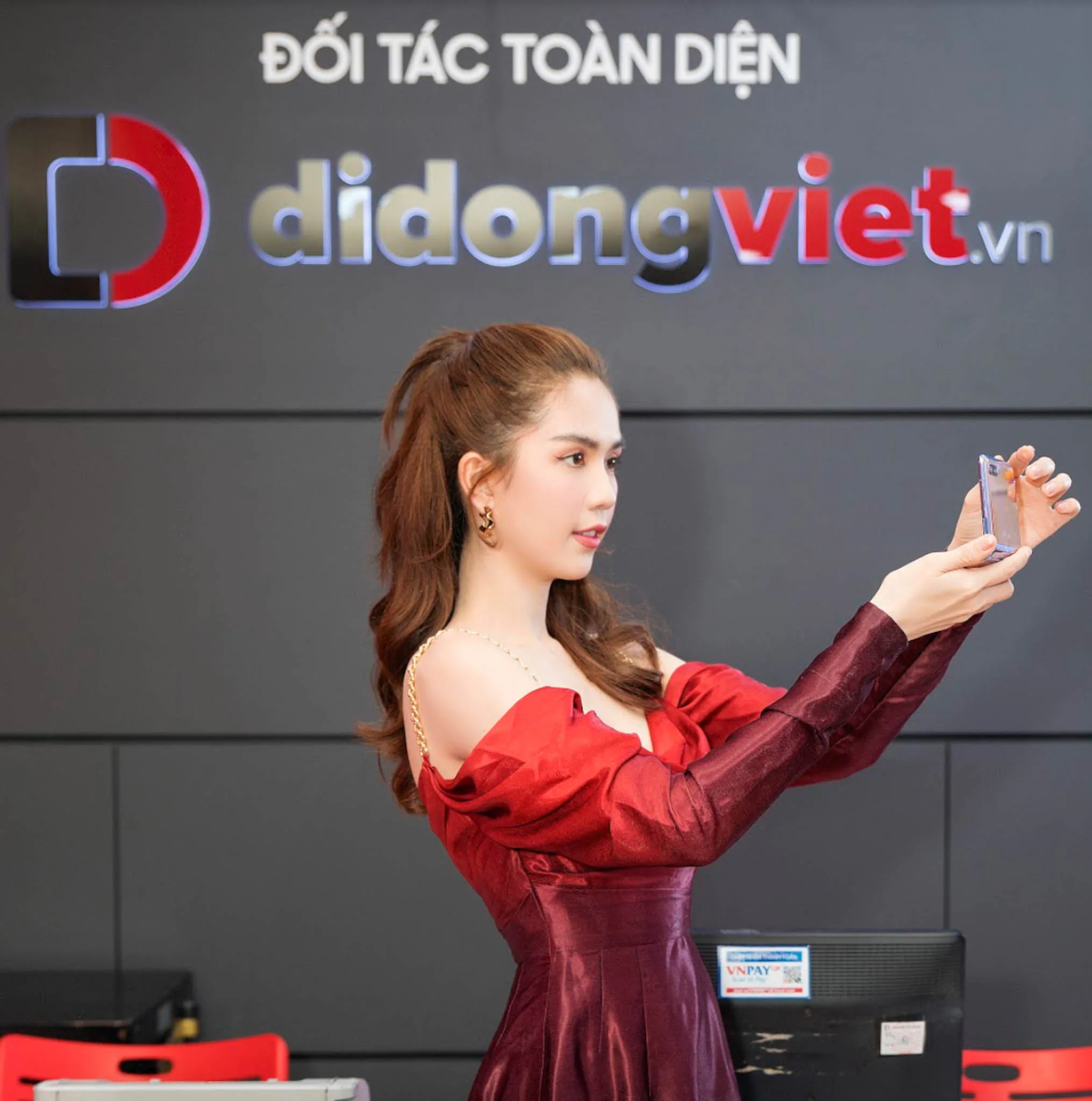 Ngọc Trinh trên tay Galaxy Z Flip đầu tiên trong ngày mở bán tại Việt Nam