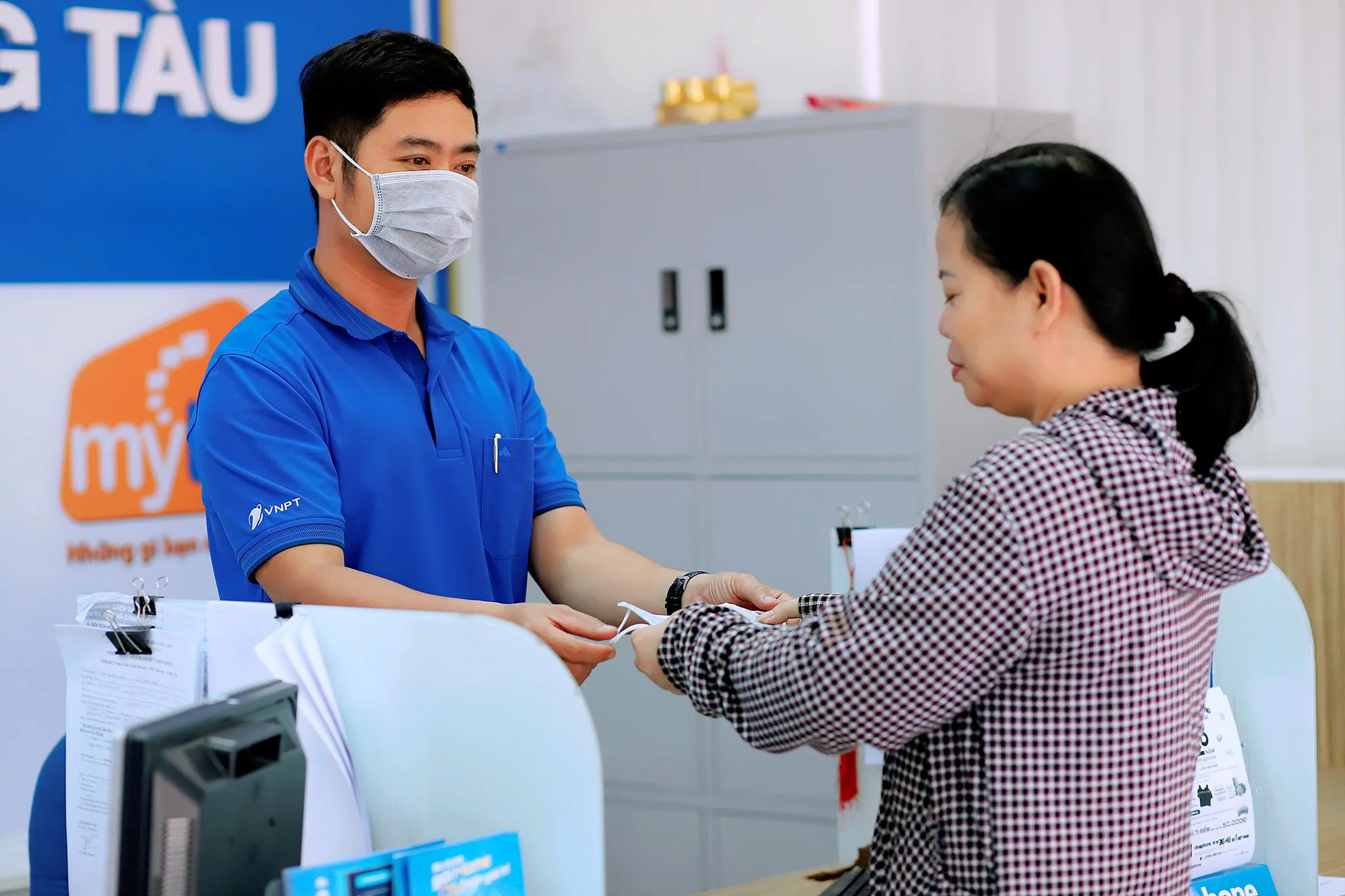 VNPT phát khẩu trang miễn phí cho khách đến điểm giao dịch
