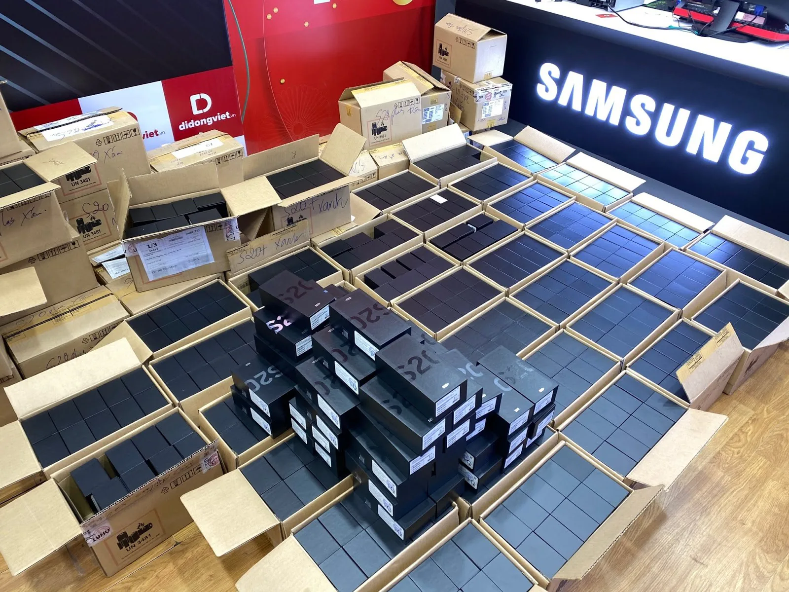 Galaxy S20, S20+, S20 Ultra giá từ 16.9 triệu, Di Động Việt giao hơn 300 máy cho khách trong ngày mở bán
