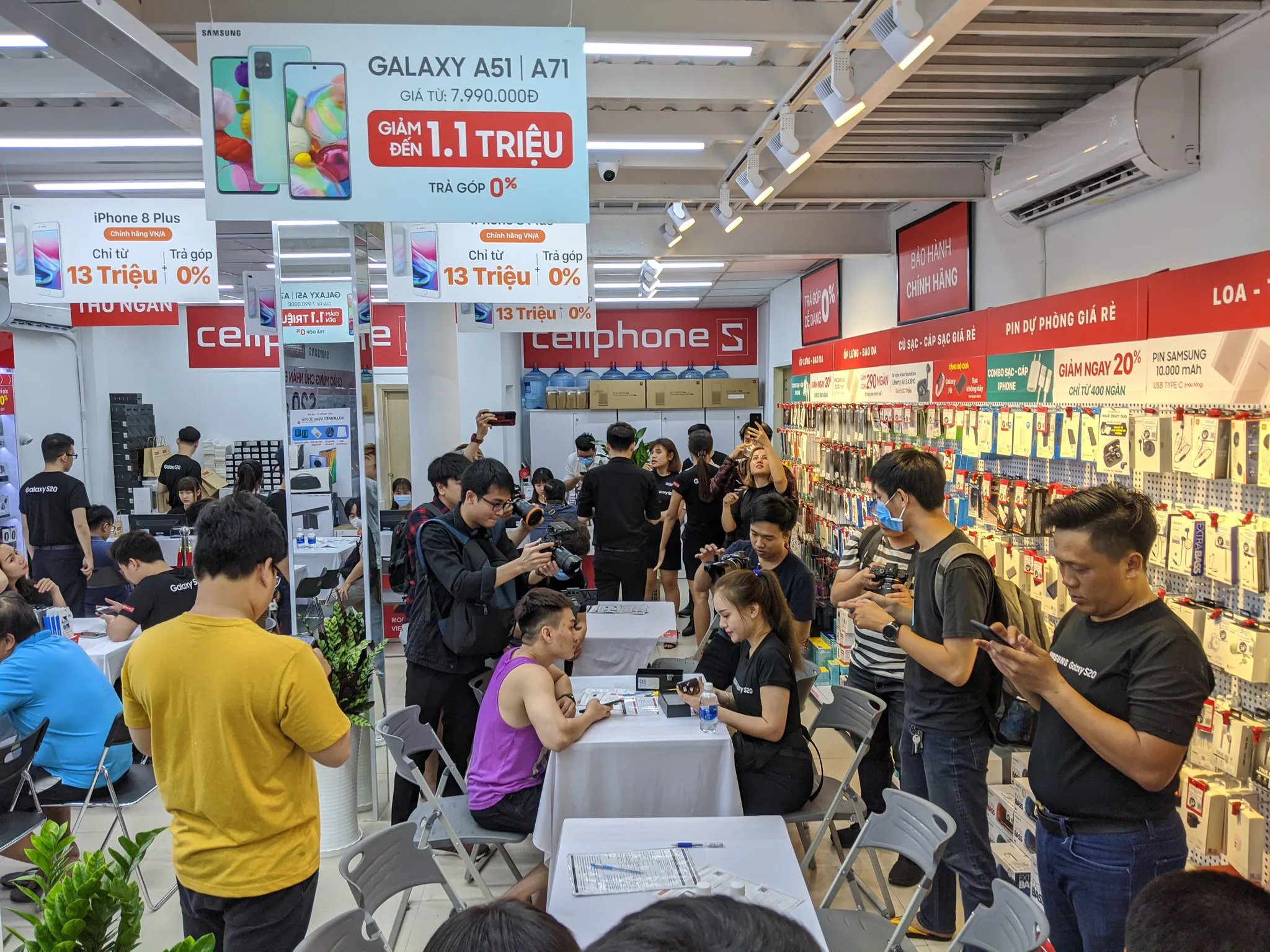 Hình ảnh buổi mở bán Galaxy S20 Series tại CellphoneS rạng sáng 06/03