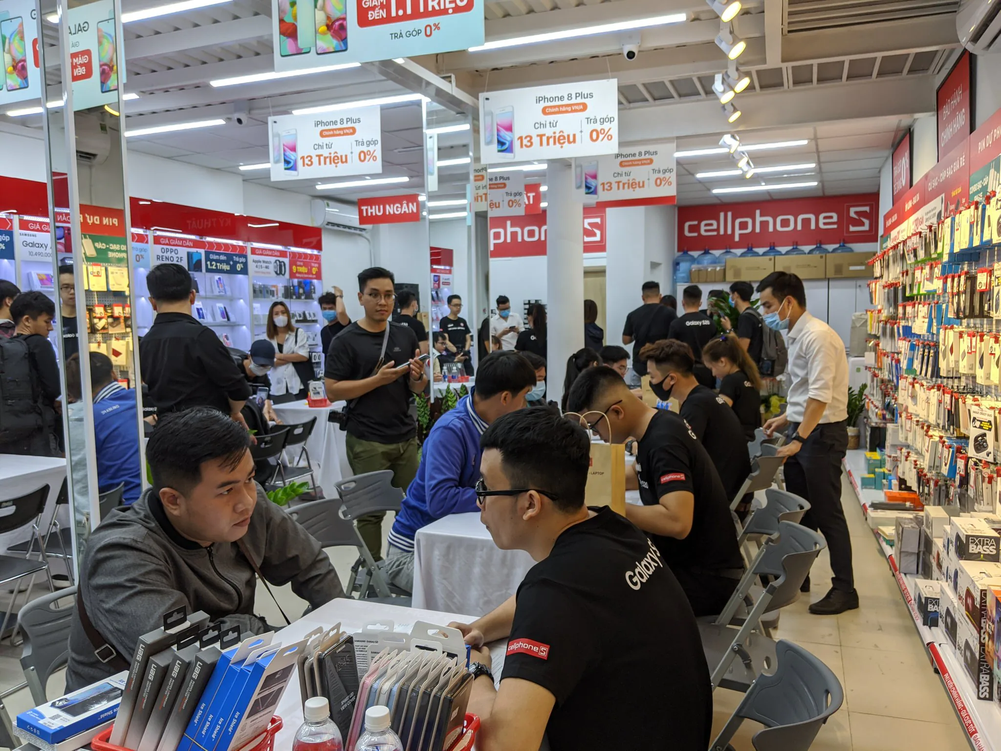 Hình ảnh buổi mở bán Galaxy S20 Series tại CellphoneS rạng sáng 06/03
