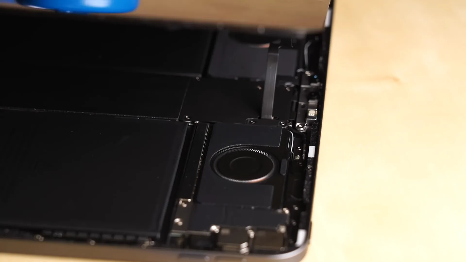 Cùng iFixit tháo tung iPad Pro với cảm biến LiDAR bên trong