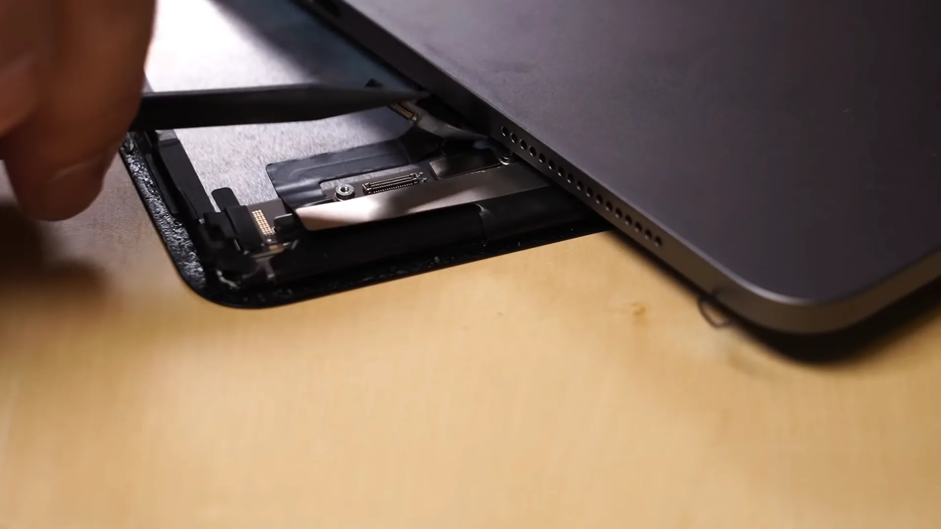 Cùng iFixit tháo tung iPad Pro với cảm biến LiDAR bên trong