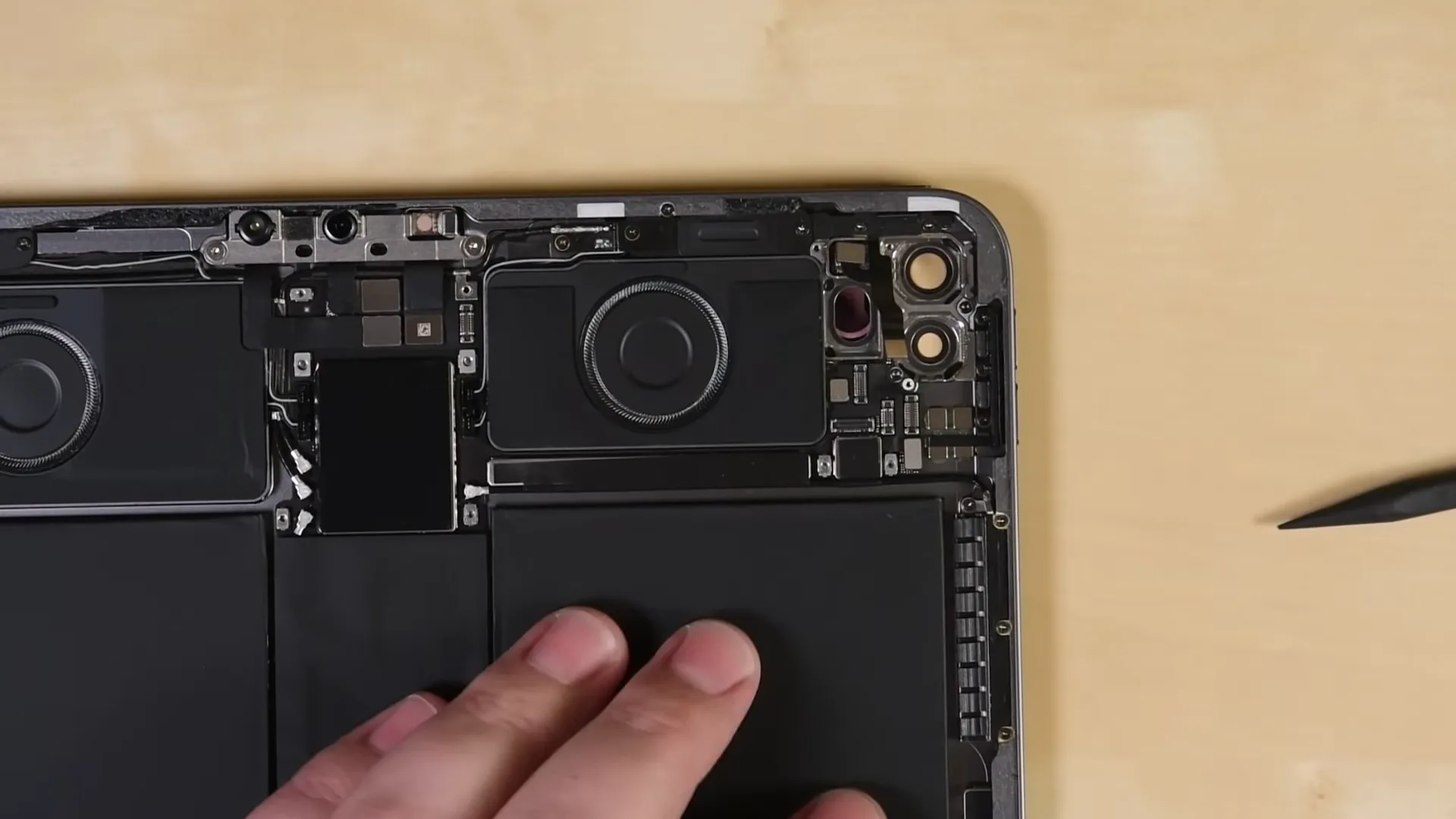 Cùng iFixit tháo tung iPad Pro với cảm biến LiDAR bên trong
