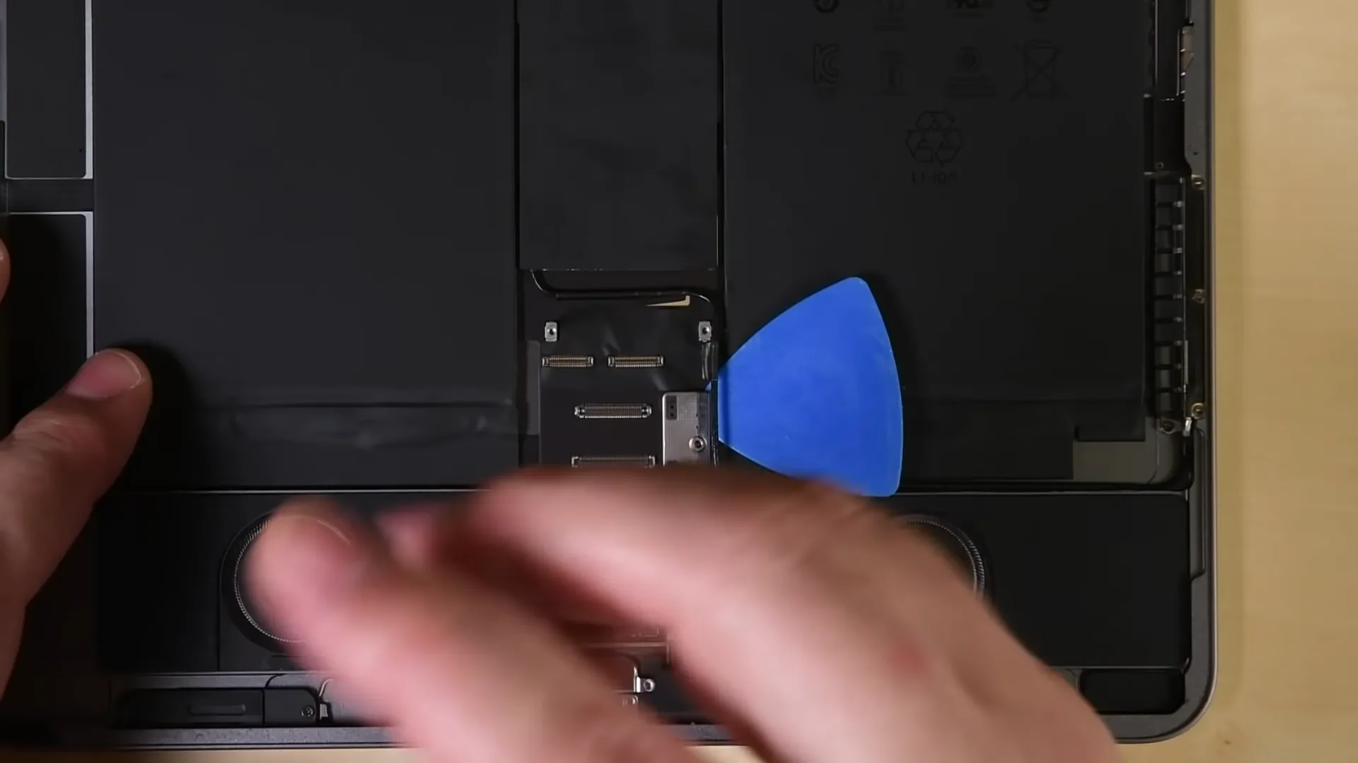 Cùng iFixit tháo tung iPad Pro với cảm biến LiDAR bên trong