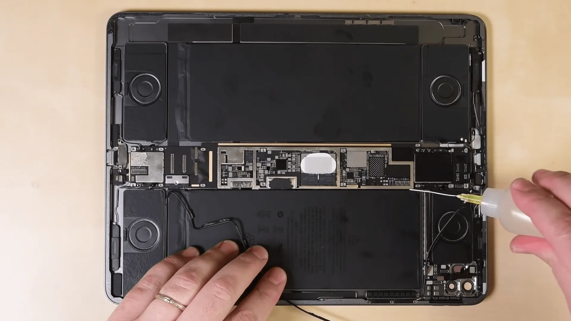 Cùng iFixit tháo tung iPad Pro với cảm biến LiDAR bên trong