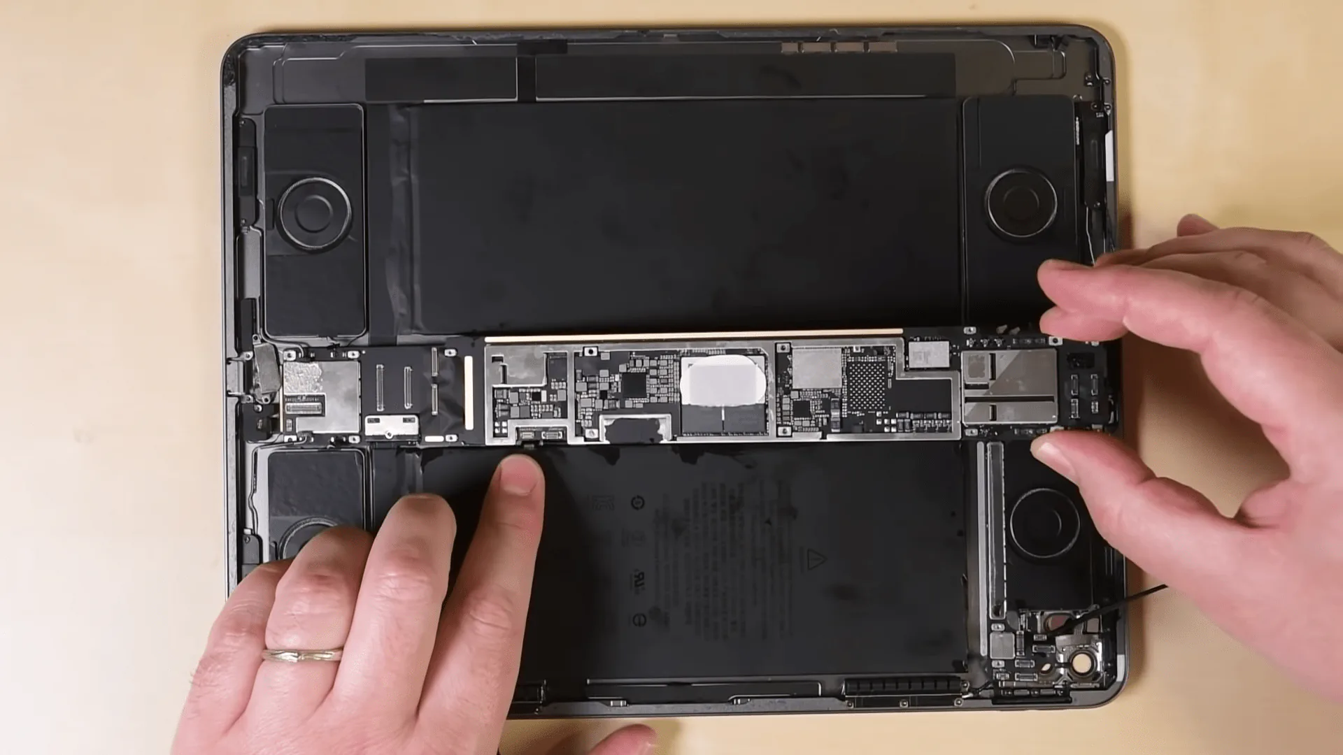 Cùng iFixit tháo tung iPad Pro với cảm biến LiDAR bên trong