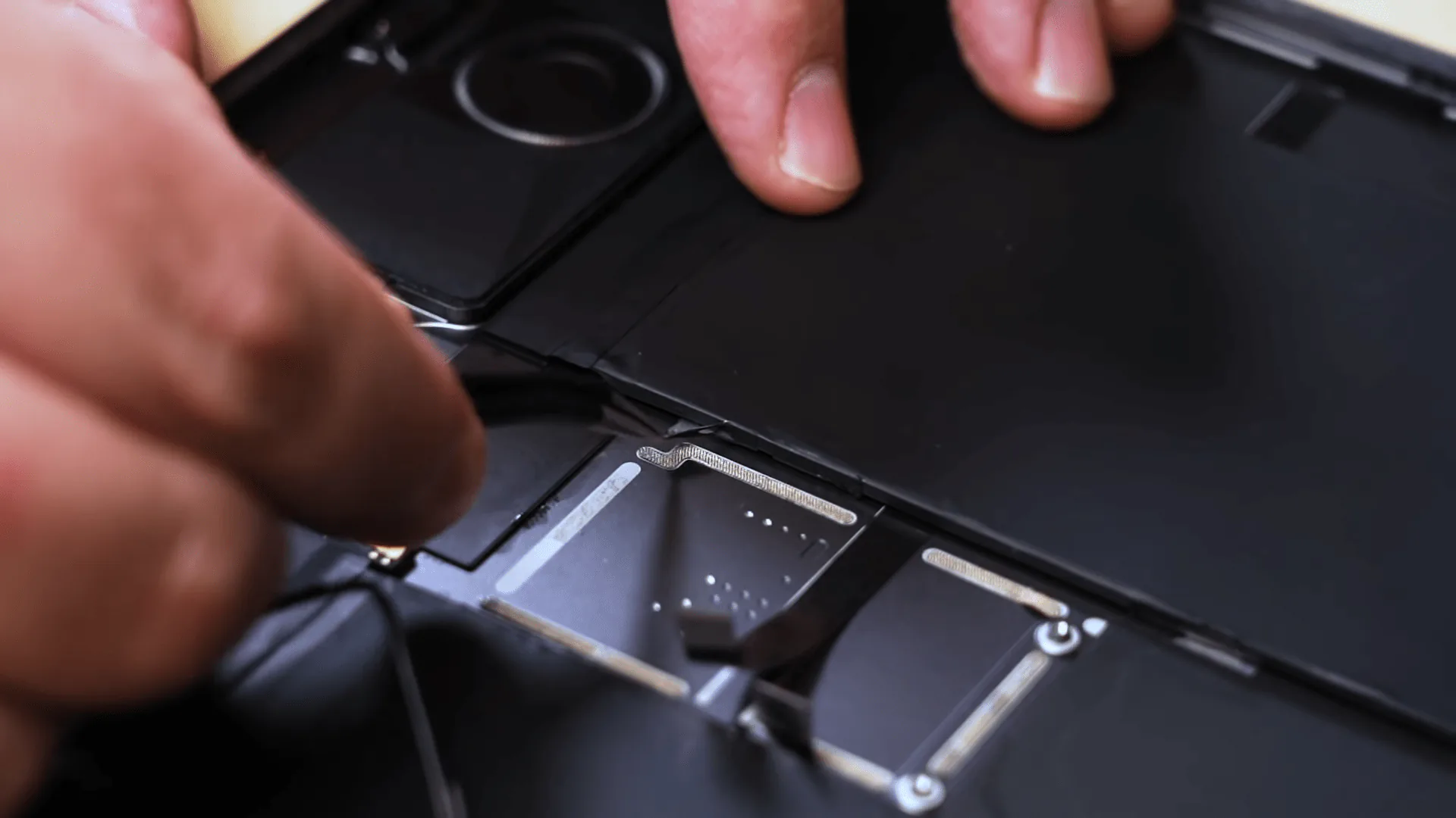 Cùng iFixit tháo tung iPad Pro với cảm biến LiDAR bên trong
