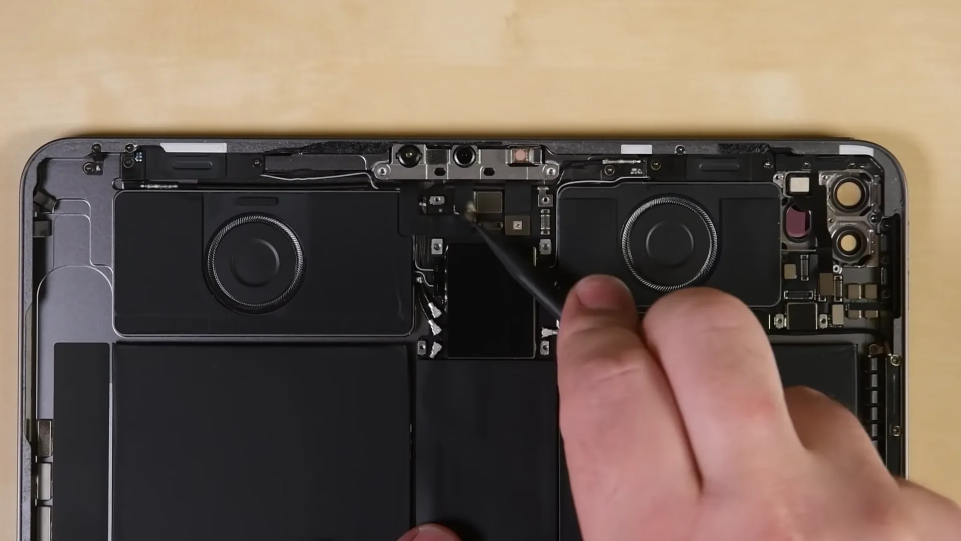 Cùng iFixit tháo tung iPad Pro với cảm biến LiDAR bên trong