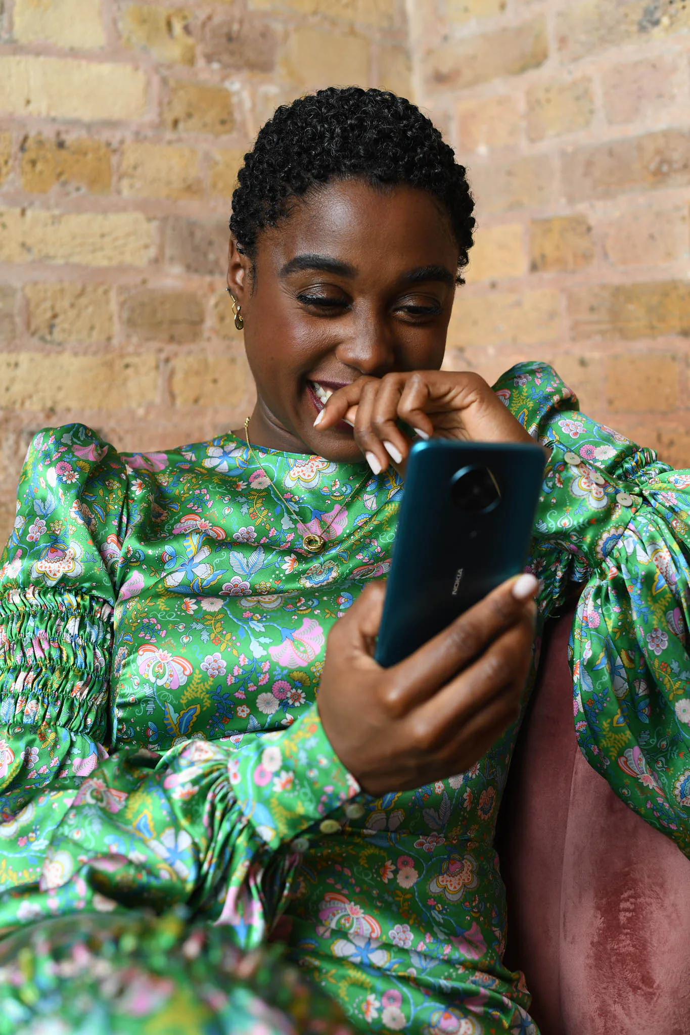 HMD Global công bố chiến dịch “No Time To Die” với sự xuất hiện của nữ diễn viên Lashana Lynch