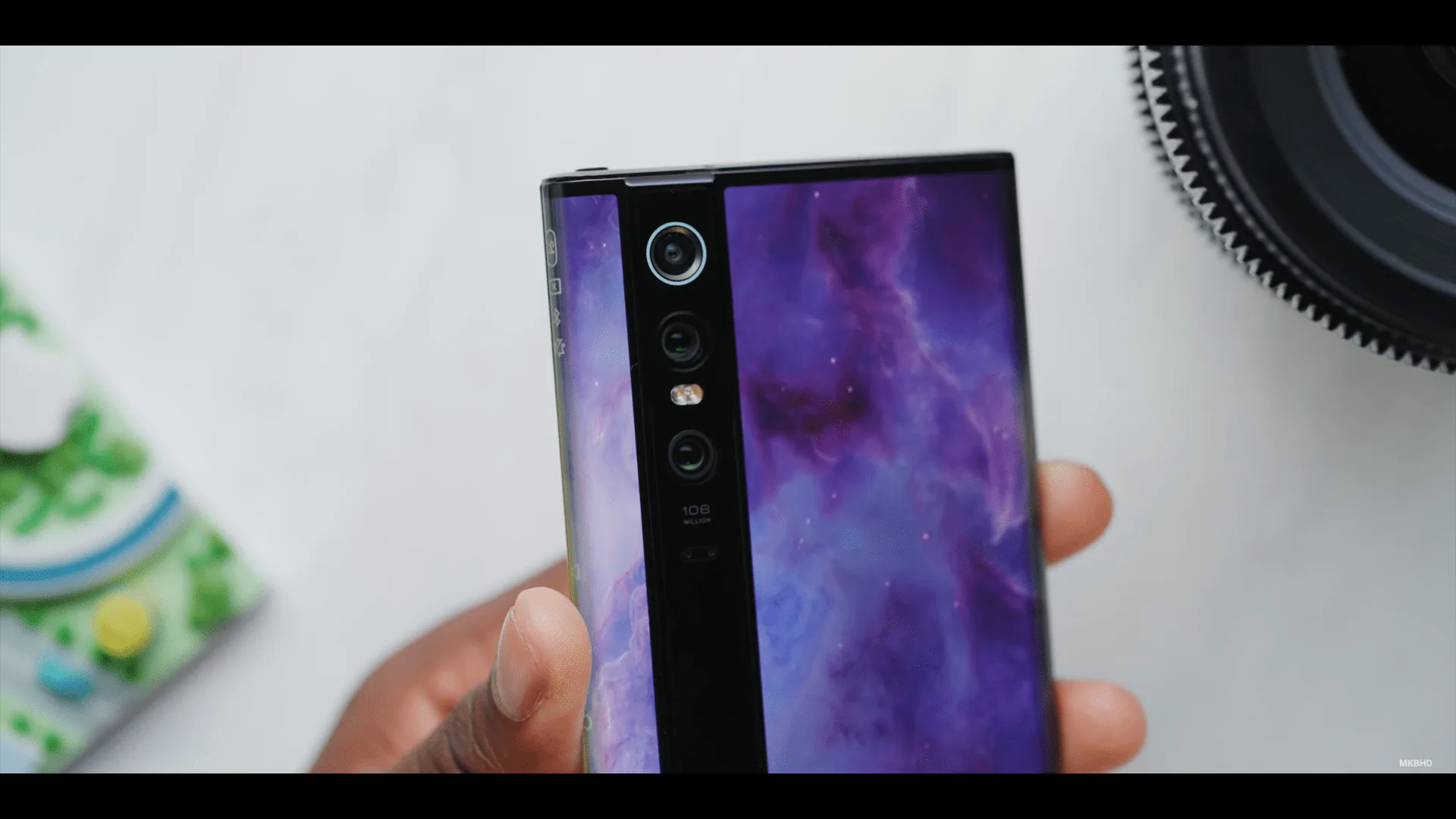 Video trên tay Xiaomi Mi Mix Alpha với màn hình bao bọc thân máy gần 360 độ