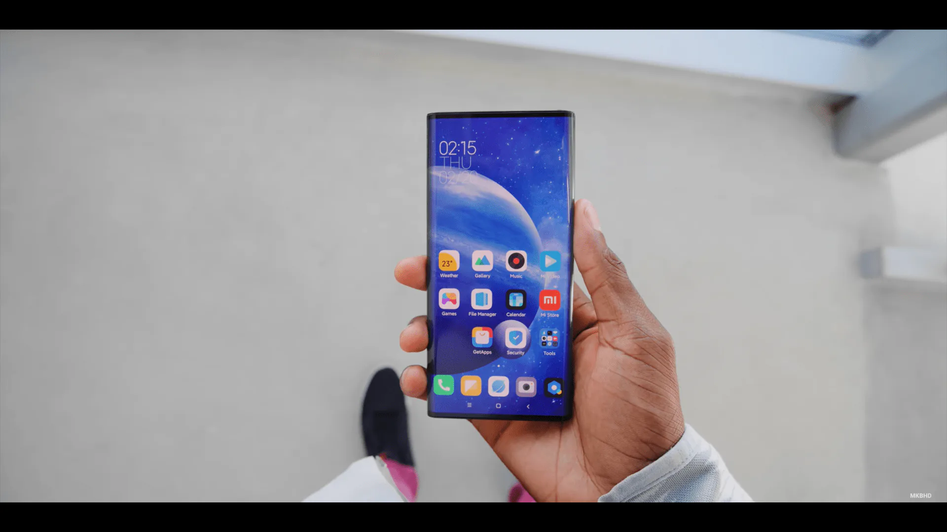 Video trên tay Xiaomi Mi Mix Alpha với màn hình bao bọc thân máy gần 360 độ