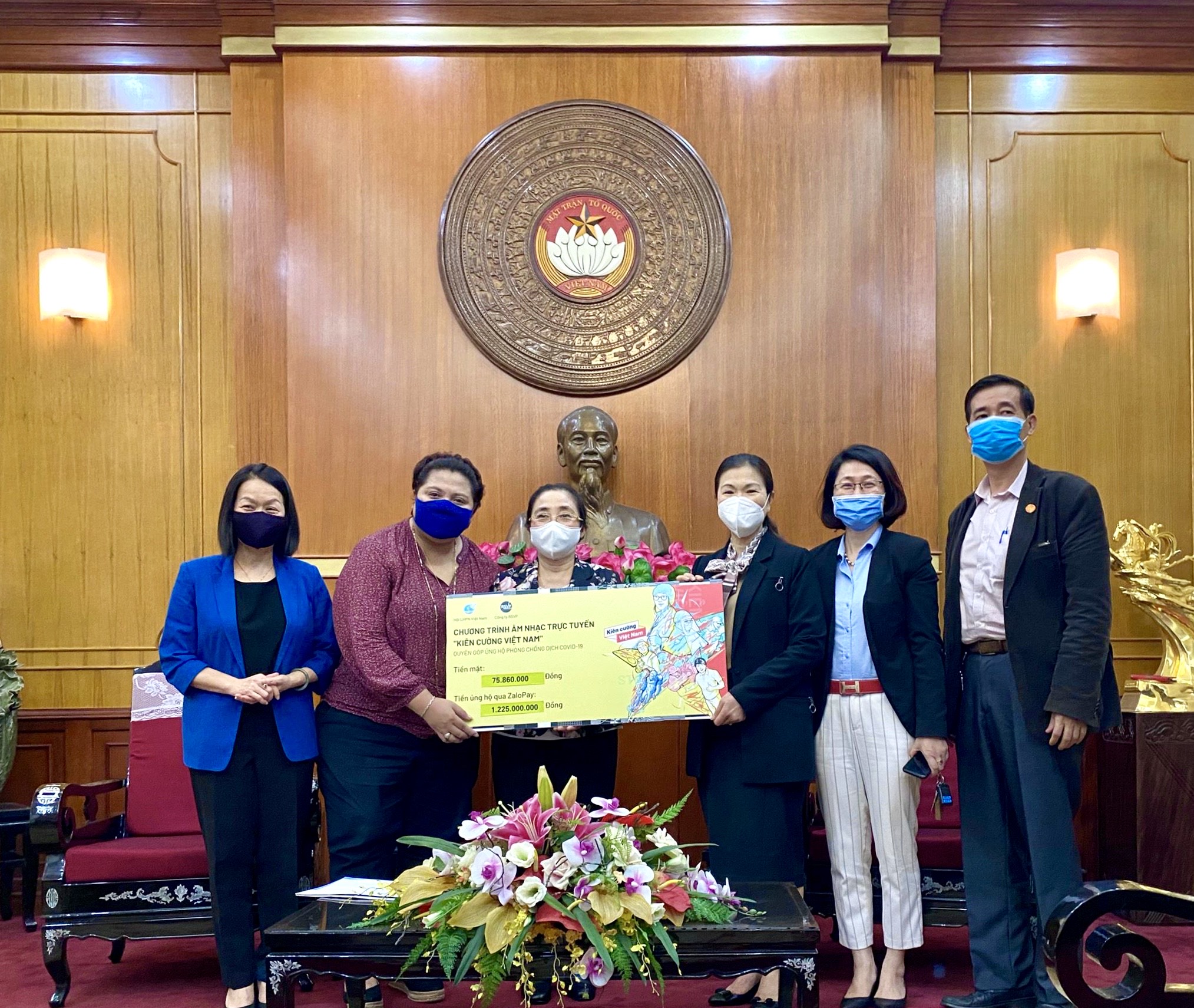 Hơn 20 nghệ sĩ, ca sĩ, cầu thủ hàng đầu Việt Nam gây quỹ thành công hơn 1.3 tỷ đồng ủng hộ những phụ nữ tham gia tuyến đầu chống dịch và phụ nữ bị ảnh hưởng nghiêm trọng bởi dịch Covid-19