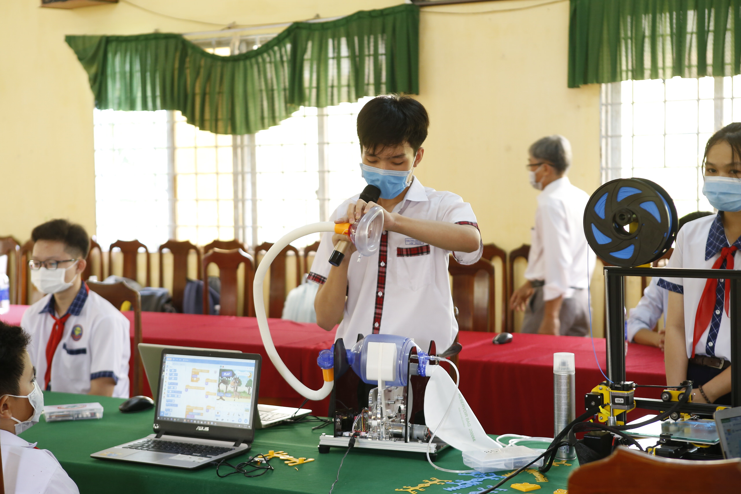 Góp sức chống dịch COVID-19, học sinh in 3D phụ kiện khẩu trang và học vận hành máy trợ thở