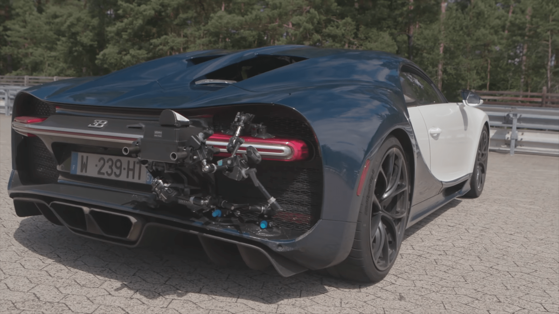 Hậu trường video siêu xe Bugatti Chiron phá vỡ kỷ lục, đạt vận tốc 400 km/h chỉ sau 42 giây