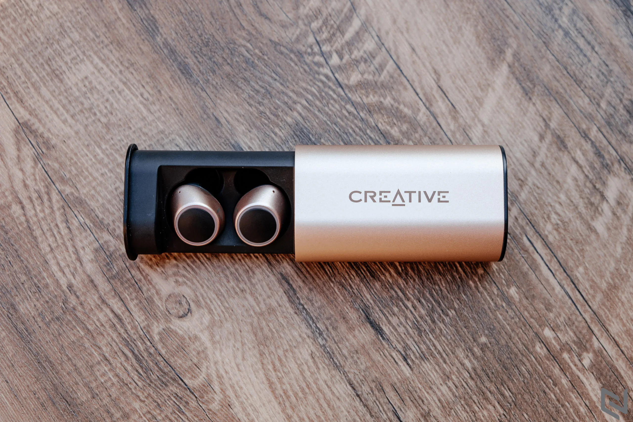 Đánh giá tai nghe true wireless Creative Outlier Gold: Thời lượng pin trâu, chất âm cân bằng và kiểu dáng sang trọng