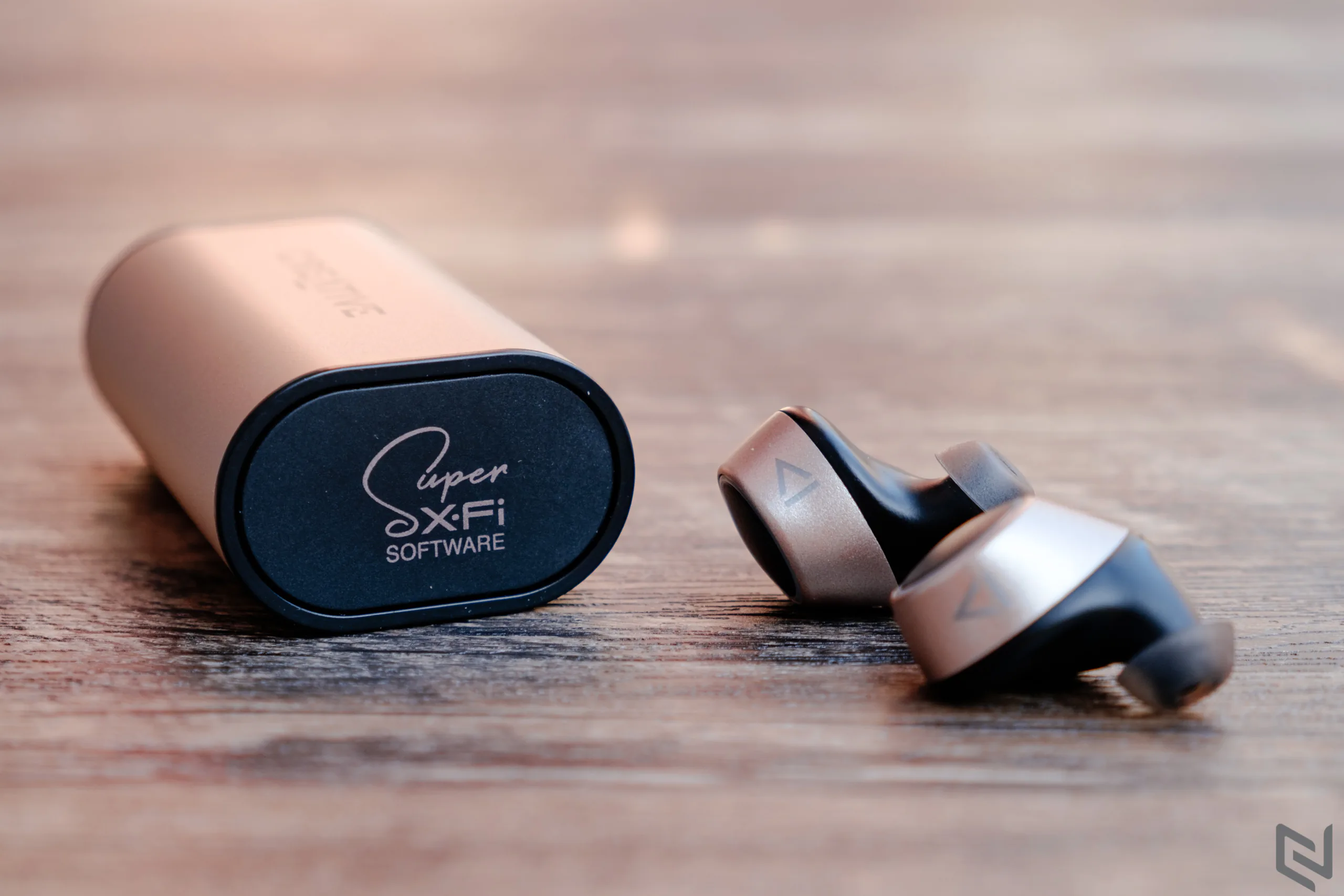 Đánh giá tai nghe true wireless Creative Outlier Gold: Thời lượng pin trâu, chất âm cân bằng và kiểu dáng sang trọng