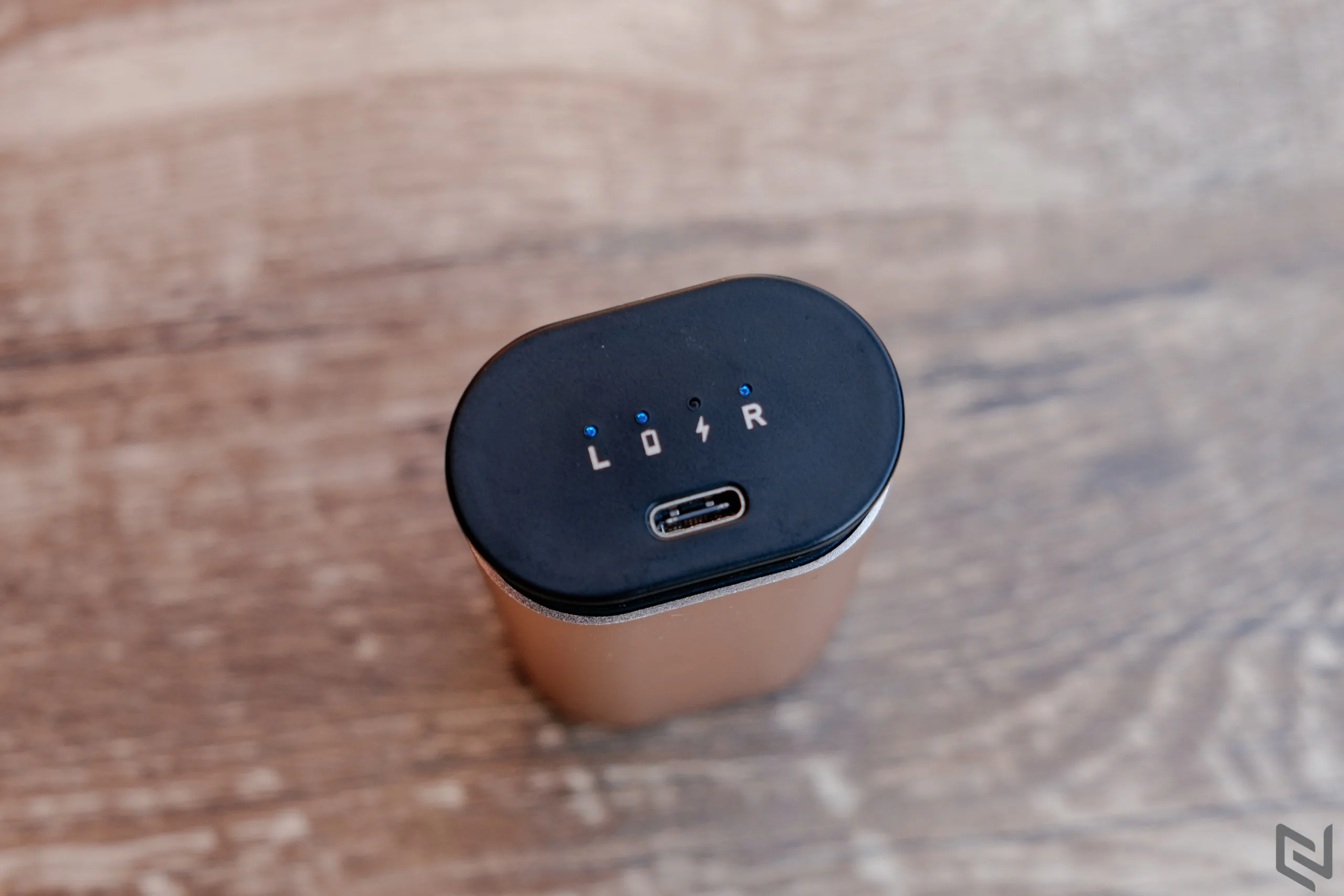 Đánh giá tai nghe true wireless Creative Outlier Gold: Thời lượng pin trâu, chất âm cân bằng và kiểu dáng sang trọng