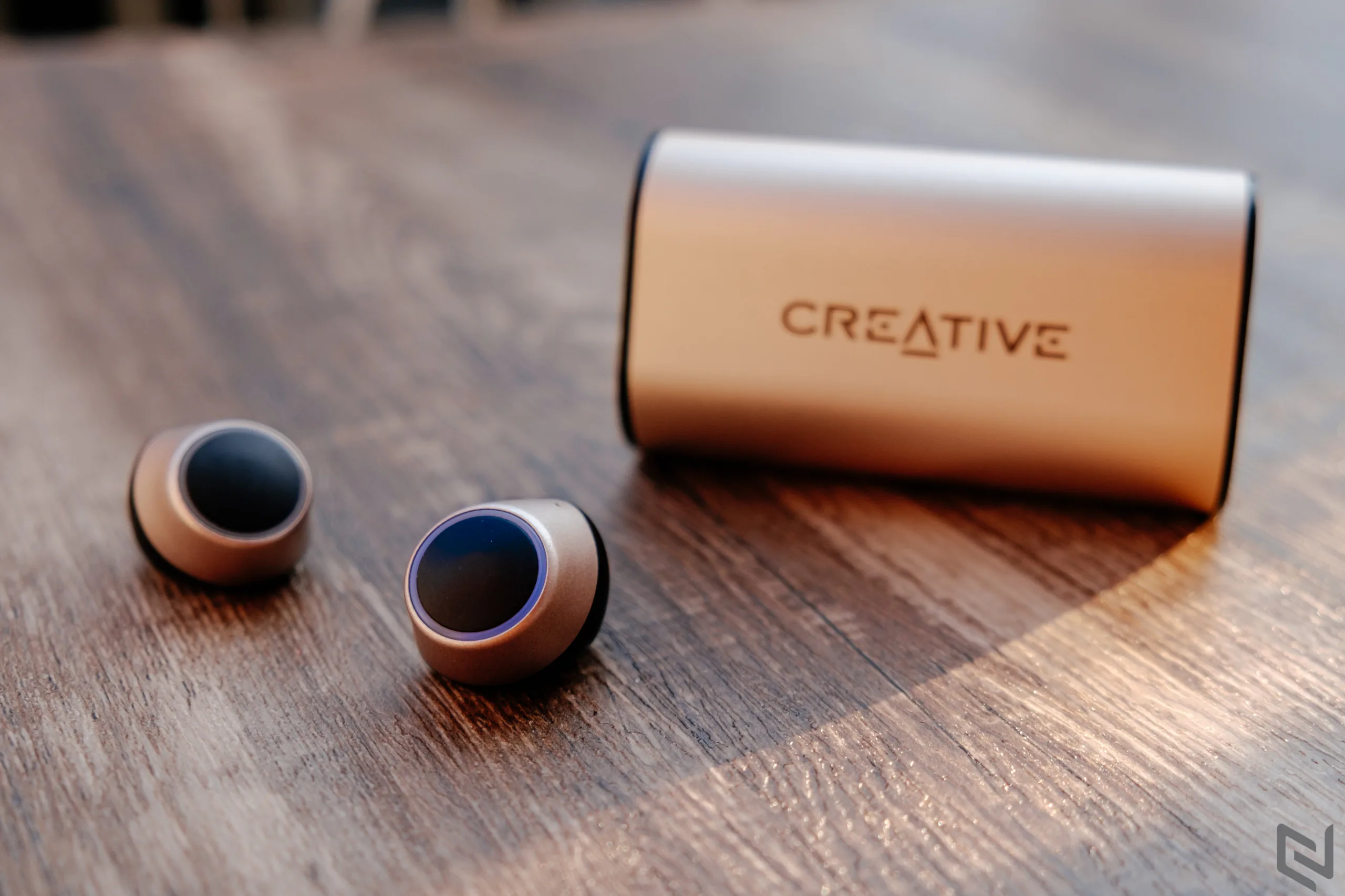 Đánh giá tai nghe true wireless Creative Outlier Gold: Thời lượng pin trâu, chất âm cân bằng và kiểu dáng sang trọng