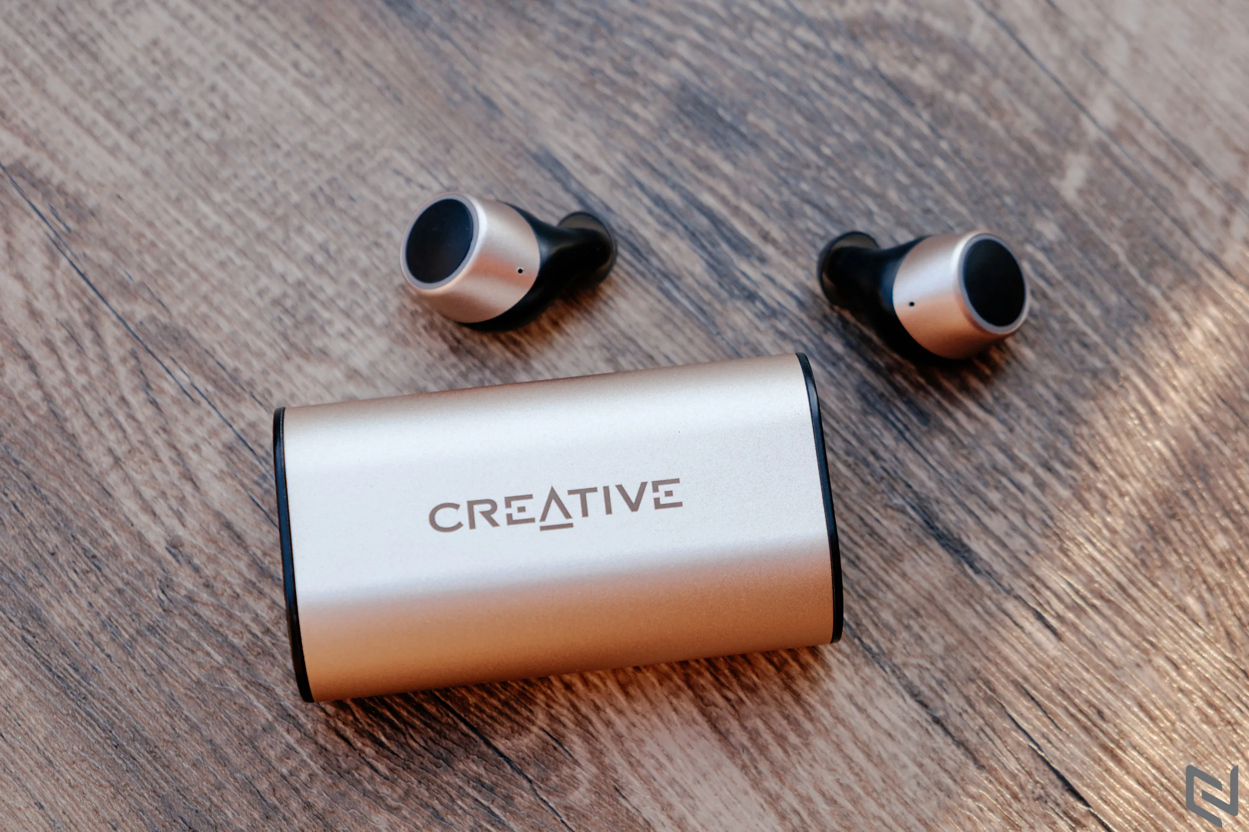 Đánh giá tai nghe true wireless Creative Outlier Gold: Thời lượng pin trâu, chất âm cân bằng và kiểu dáng sang trọng