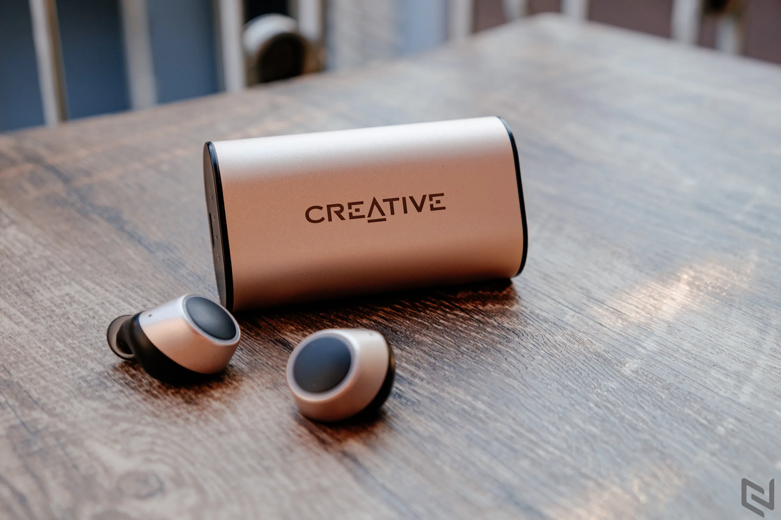 Đánh giá tai nghe true wireless Creative Outlier Gold: Thời lượng pin trâu, chất âm cân bằng và kiểu dáng sang trọng