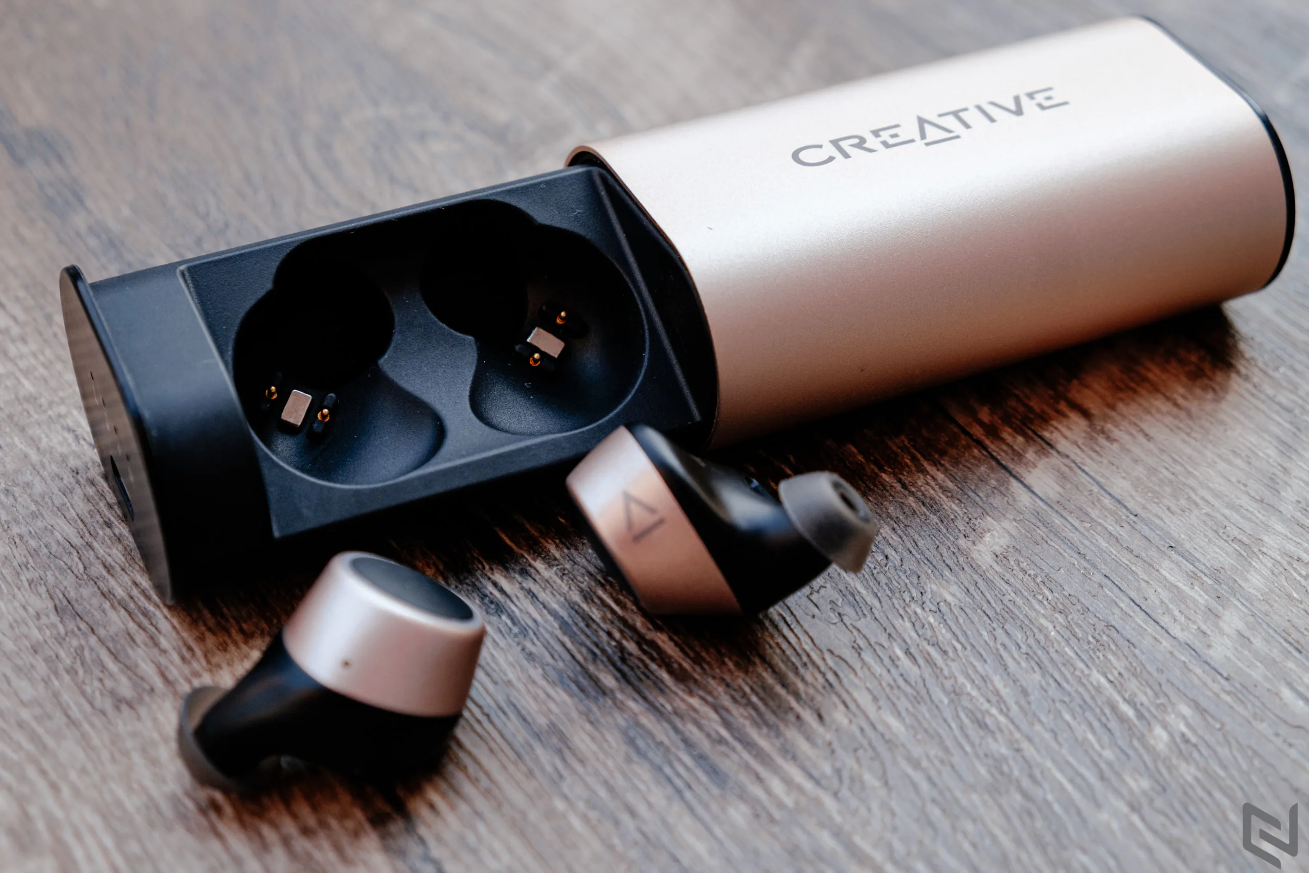 Đánh giá tai nghe true wireless Creative Outlier Gold: Thời lượng pin trâu, chất âm cân bằng và kiểu dáng sang trọng
