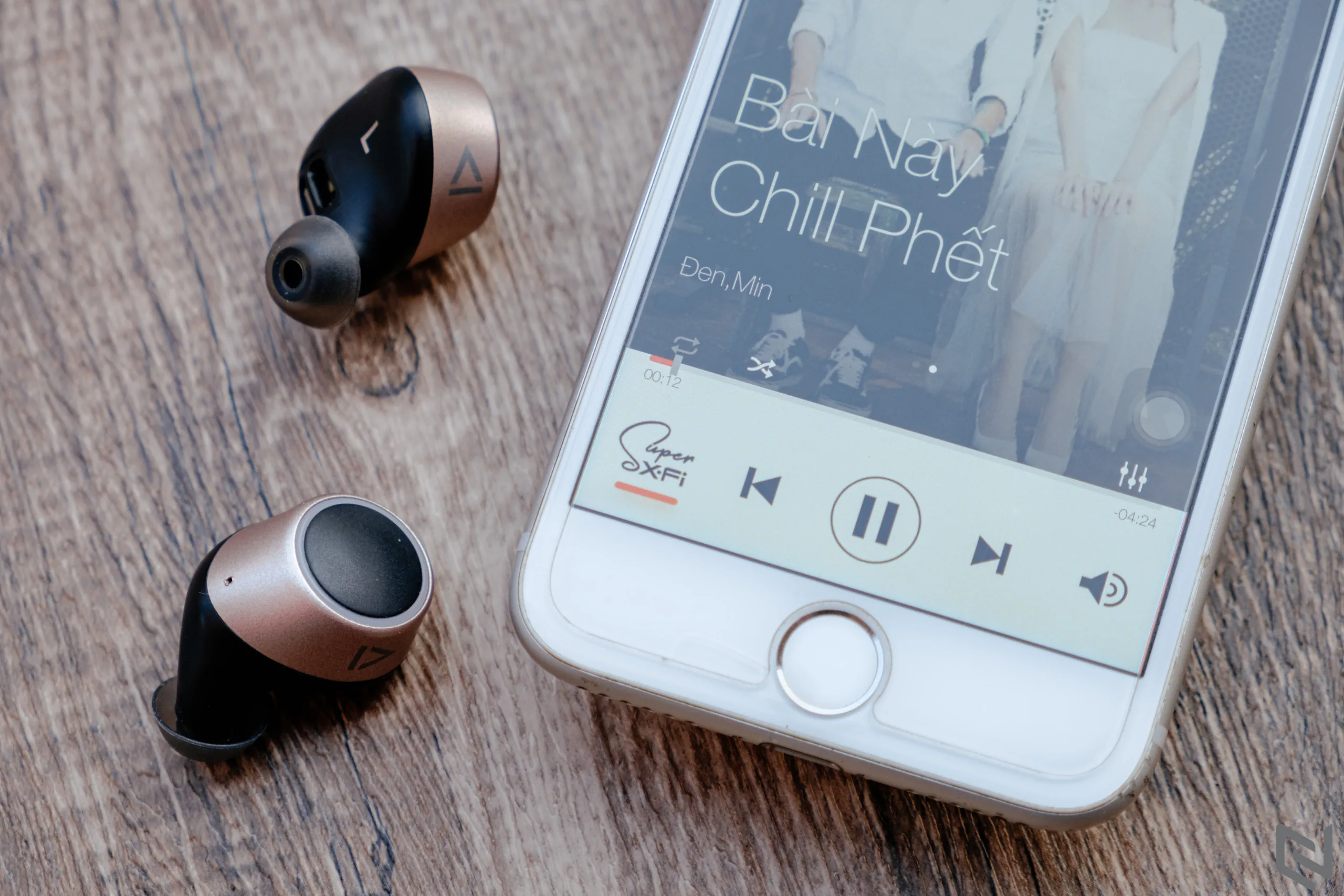 Đánh giá tai nghe true wireless Creative Outlier Gold: Thời lượng pin trâu, chất âm cân bằng và kiểu dáng sang trọng