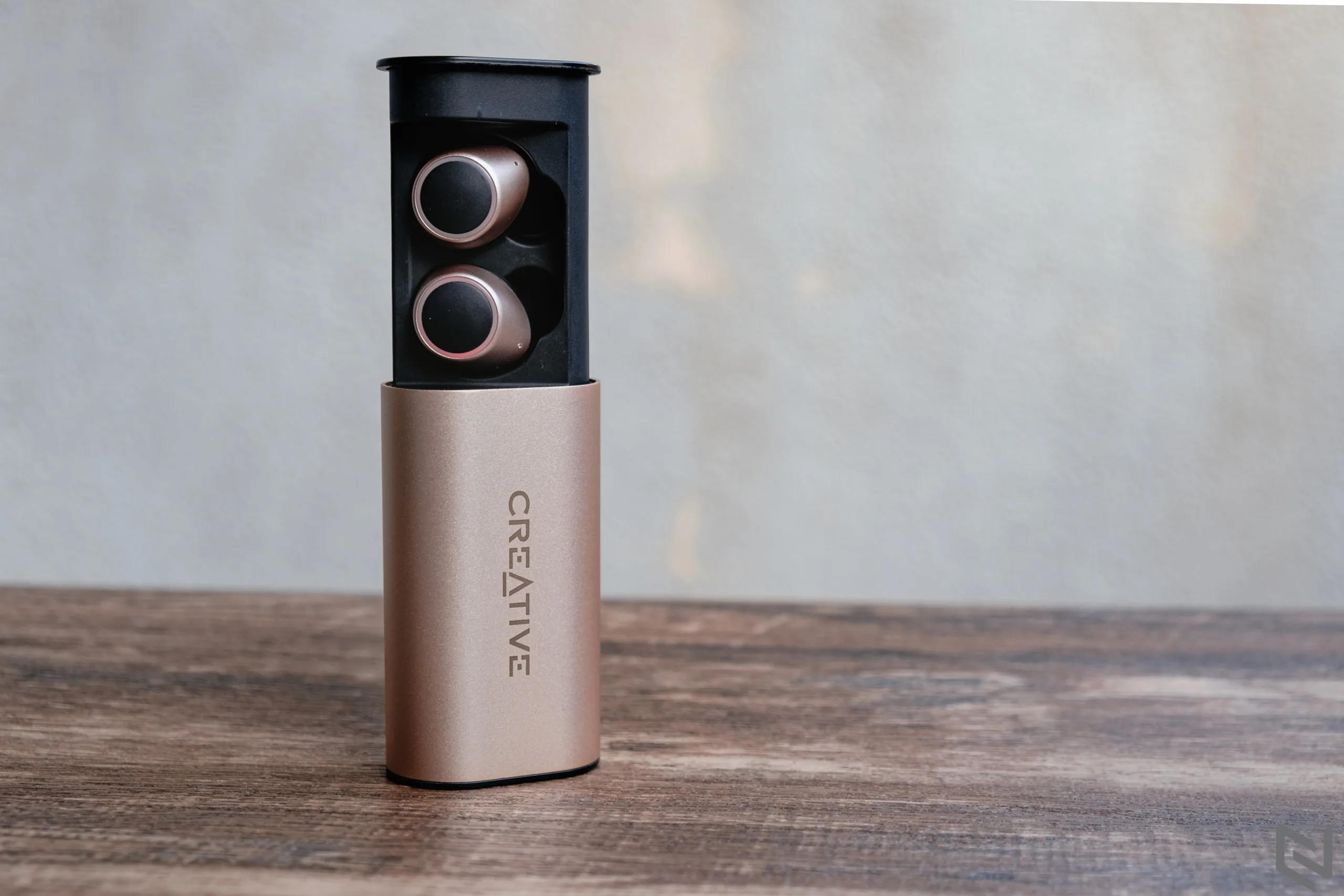 Đánh giá tai nghe true wireless Creative Outlier Gold: Thời lượng pin trâu, chất âm cân bằng và kiểu dáng sang trọng