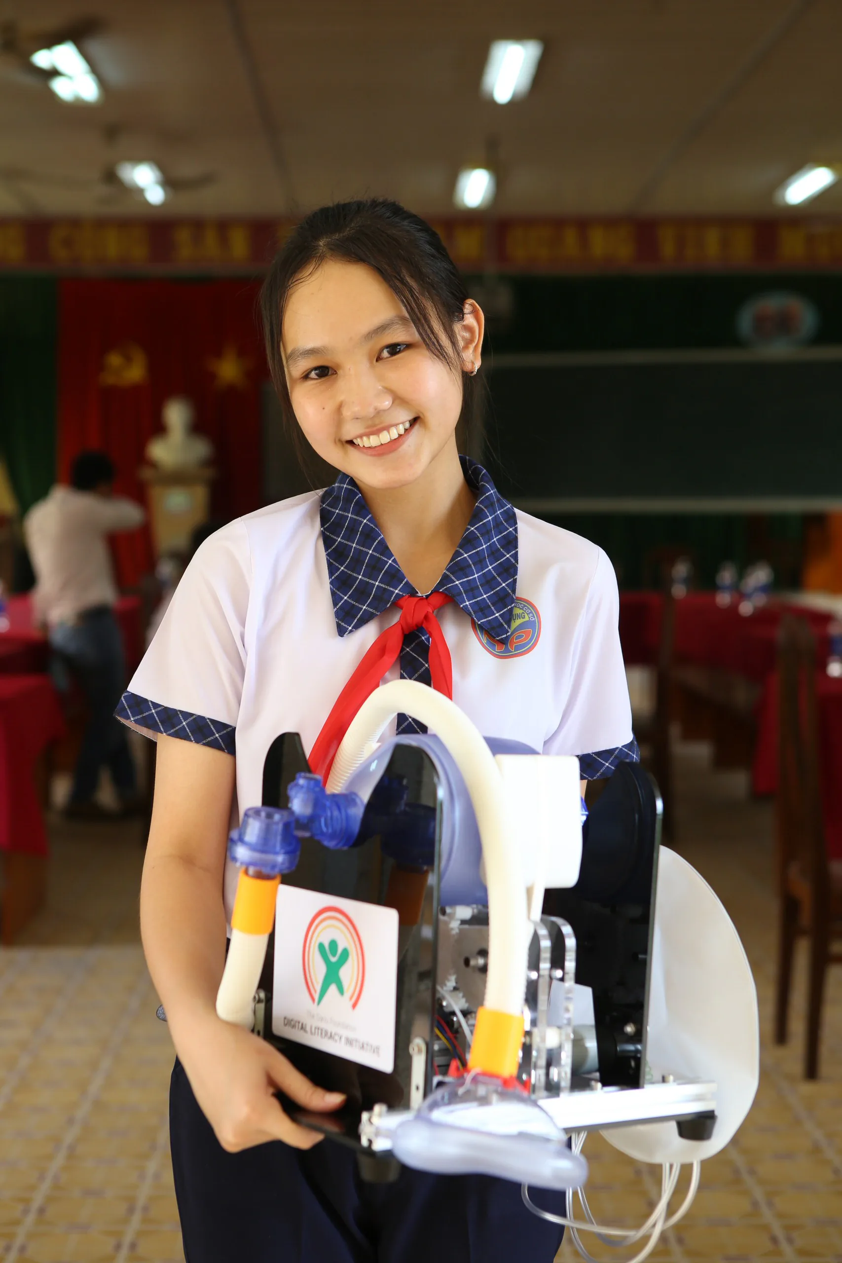 Góp sức chống dịch COVID-19, học sinh in 3D phụ kiện khẩu trang và học vận hành máy trợ thở