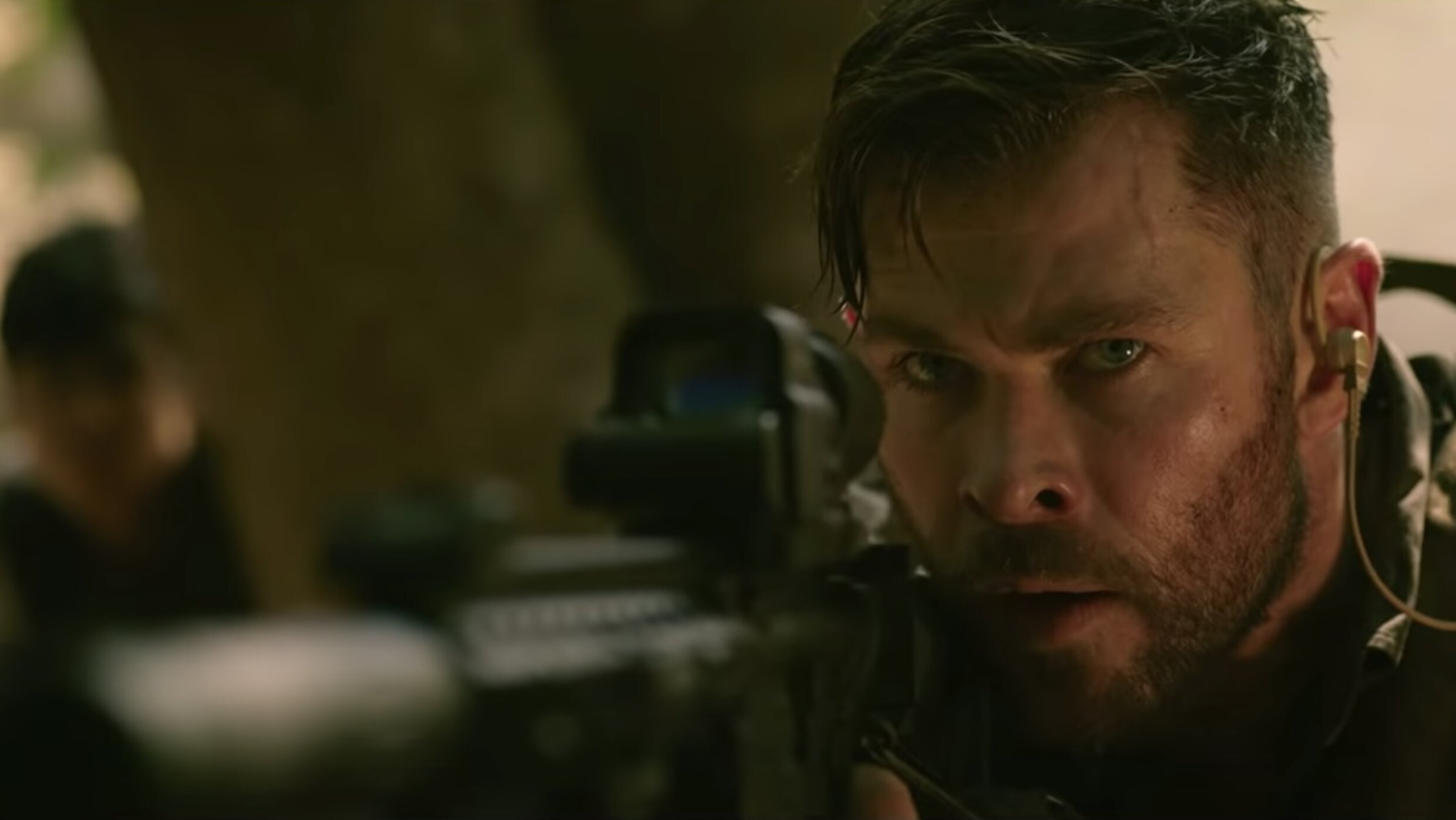 Netflix tung trailer Extraction, phim hành động của "Thần Sấm" Chris Hemsworth nhà Marvel vào vai lính đánh thuê