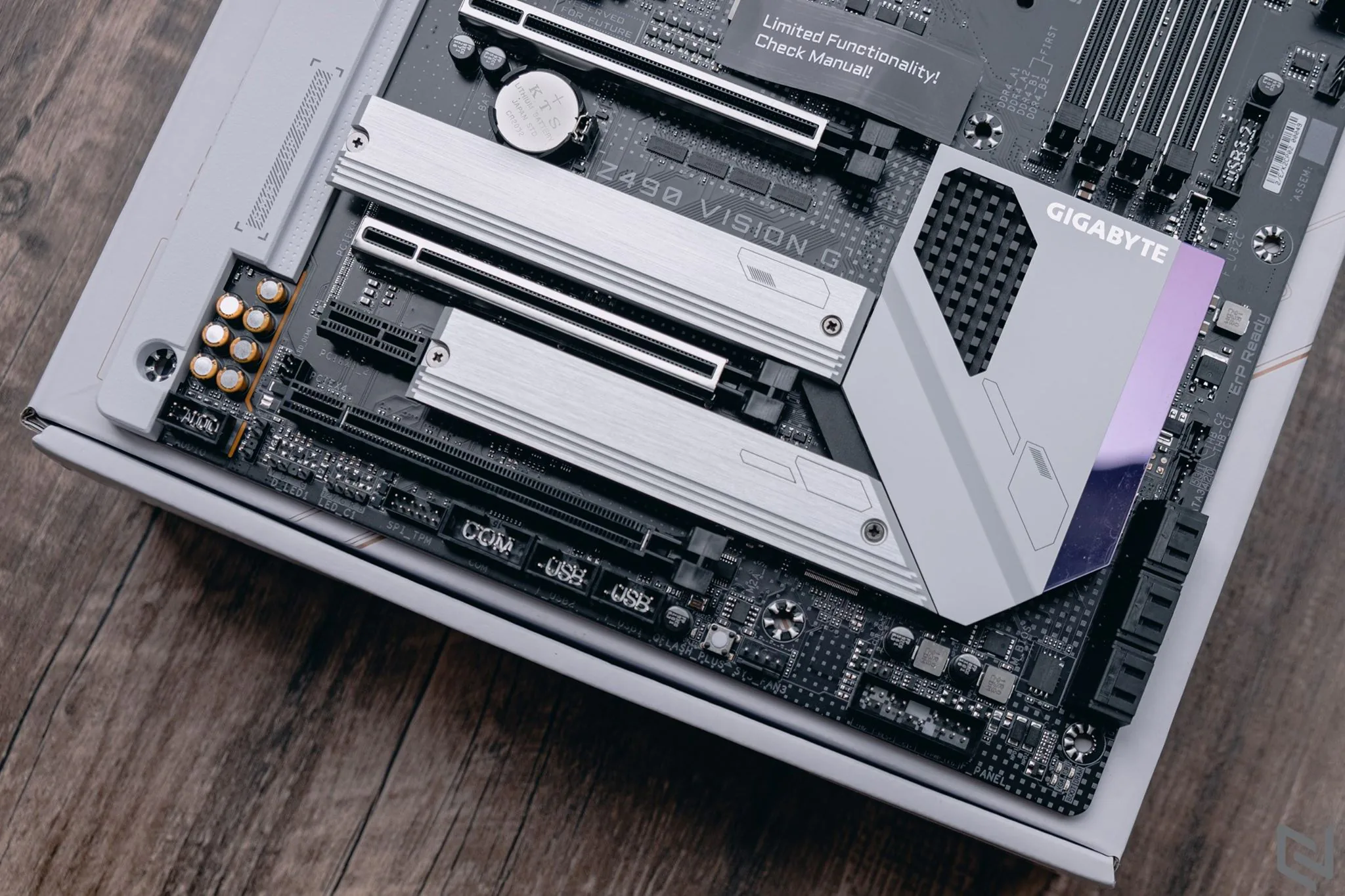 Mở hộp mainboard GIGABYTE Z490 Vision G: Thiết kế đẹp, hỗ trợ và khai thác đầy đủ tiềm năng của dòng CPU Intel Core thế hệ 10